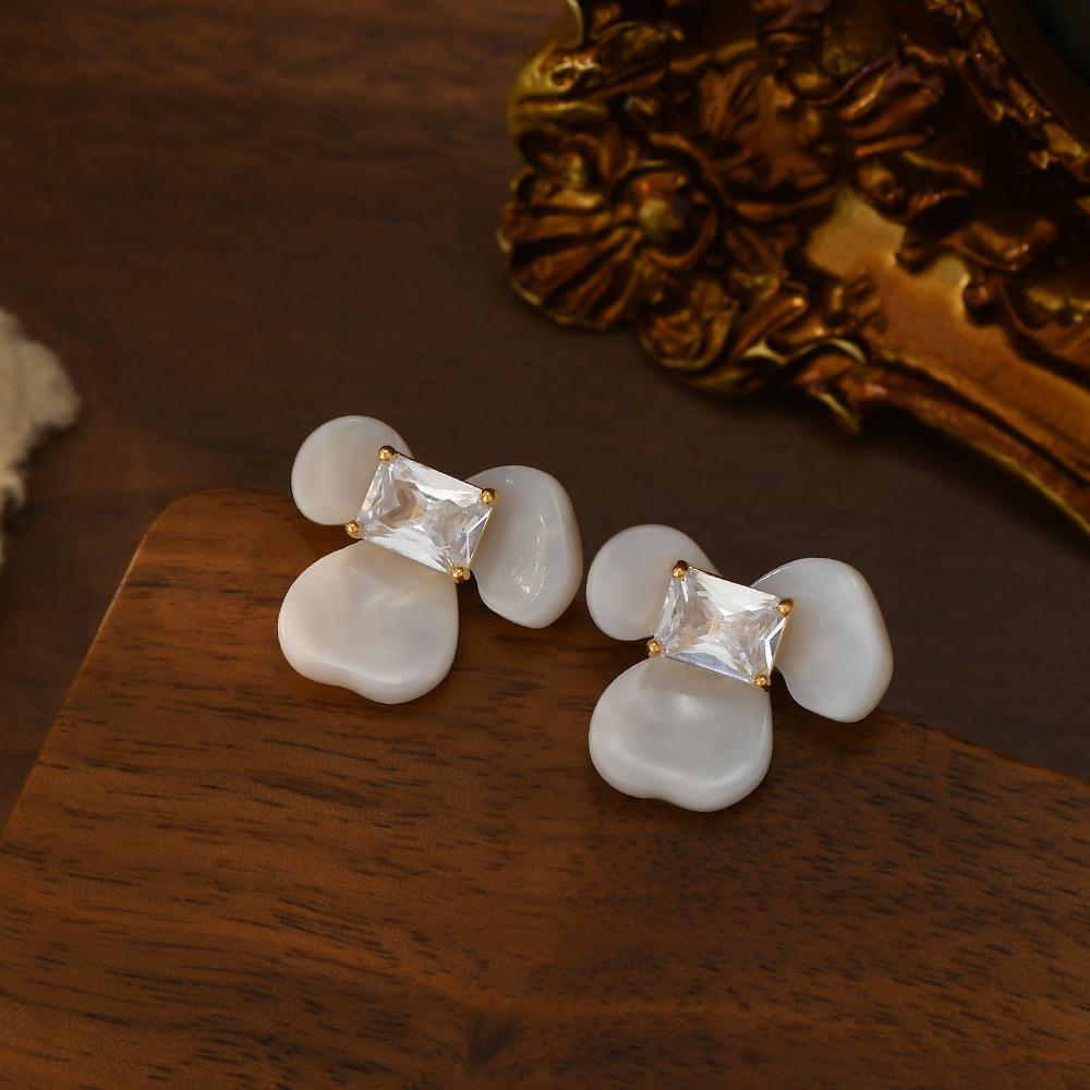 Milky white petal square shiny stone stud earrings, gentle and three-dimensional flower earrings for women's commuting Application Scenario