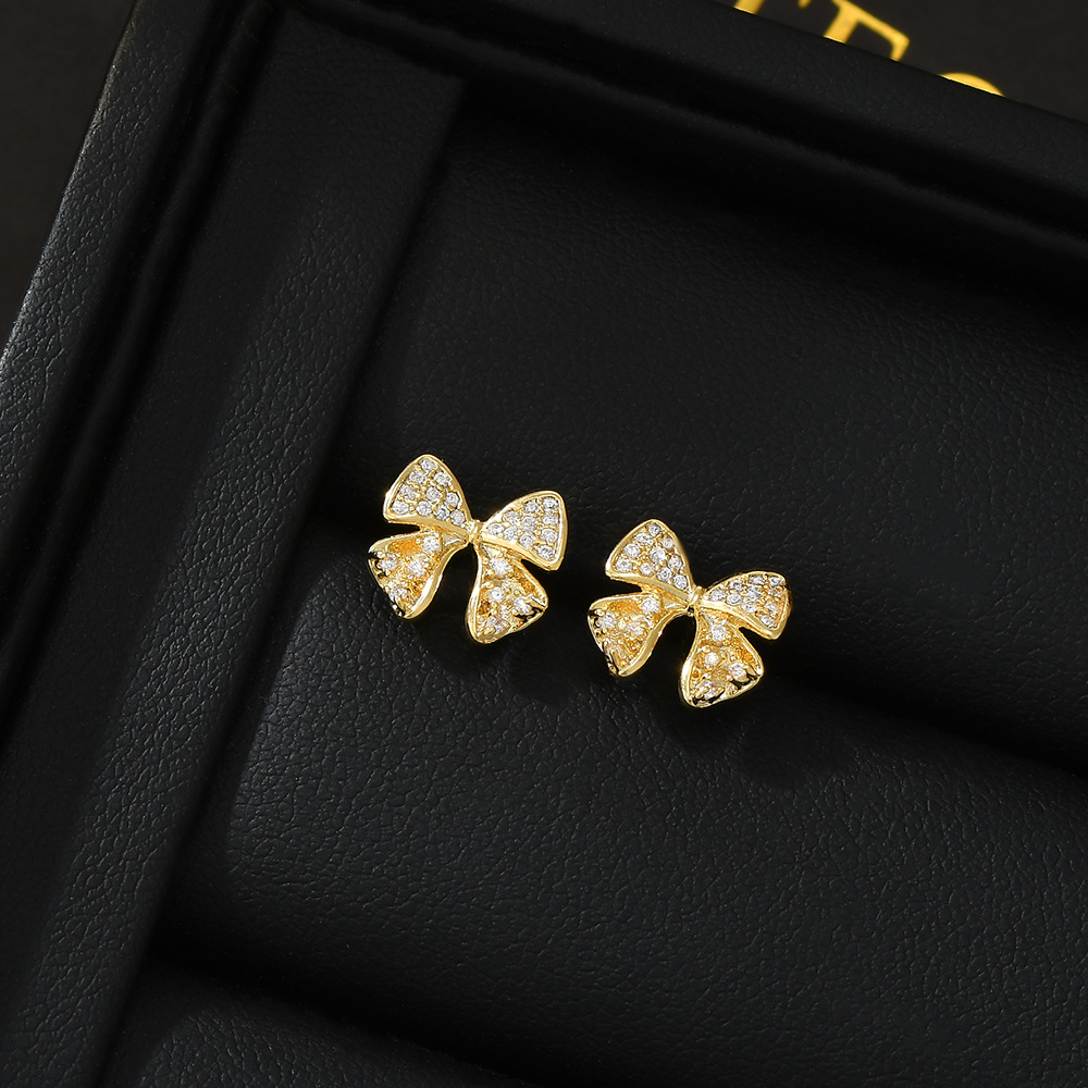 Retro, luxurious and high-end golden bow stud earrings for daily use