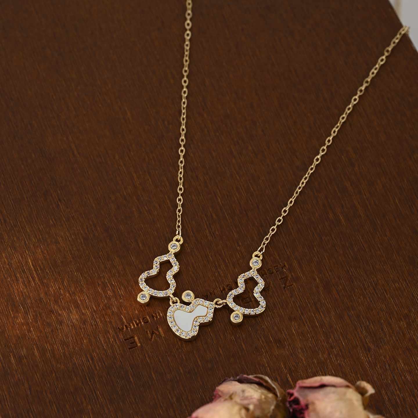 New Chinese-style three-gourd necklace, female white shell inlaid stone gourd pendant, collarbone chain, Chinese-style decorative necklace Item Picture