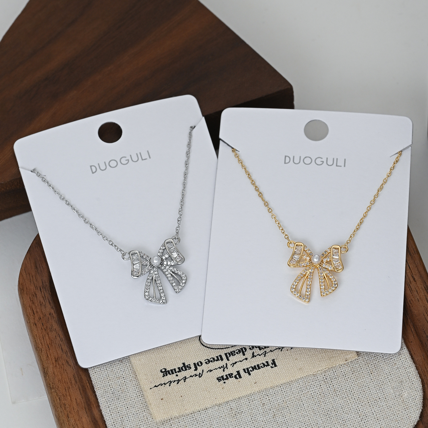 This luxurious, exquisite and high-end hollowed-out bow pendant necklace is a versatile daily outfit that is elegant and gentle