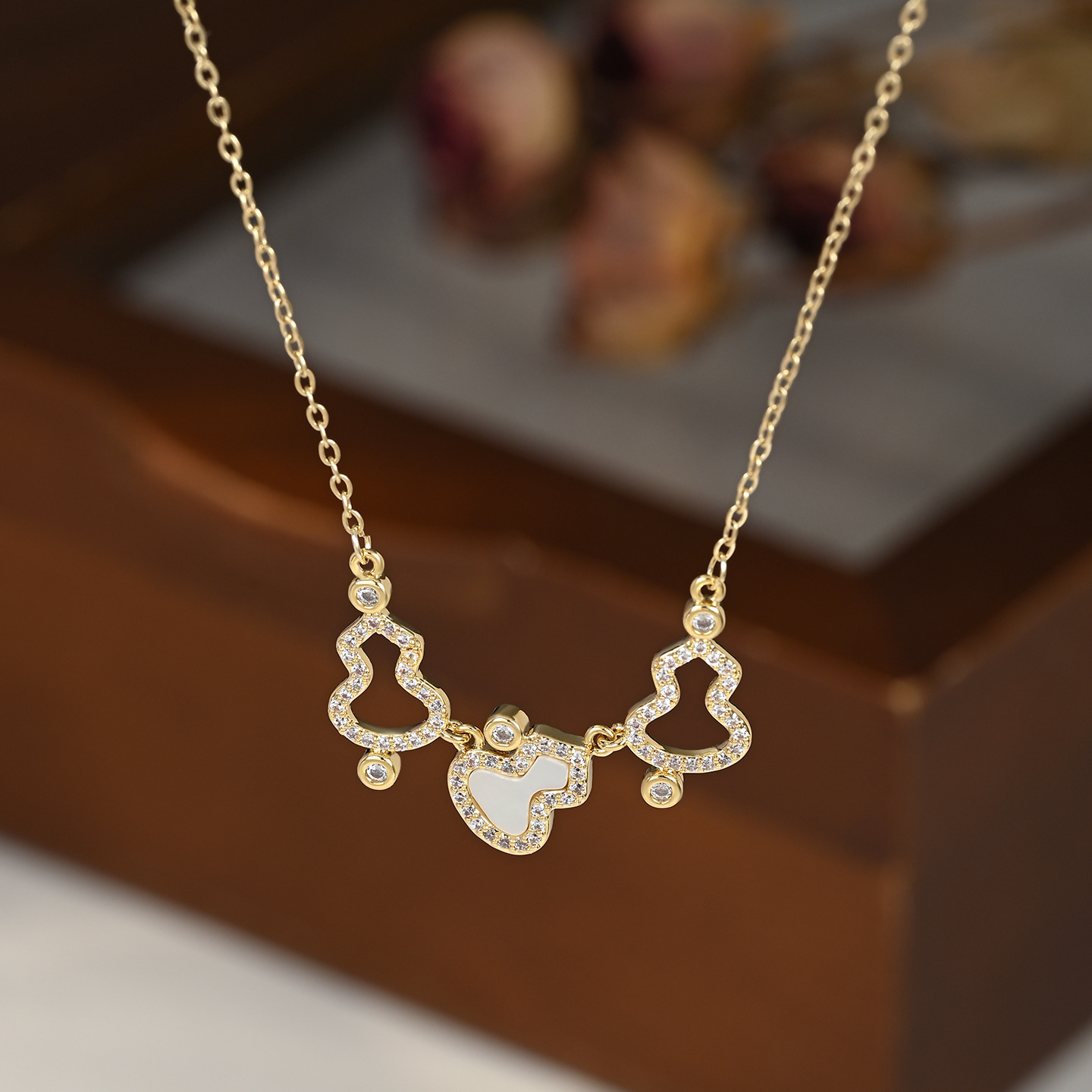 New Chinese-style three-gourd necklace, female white shell inlaid stone gourd pendant, collarbone chain, Chinese-style decorative necklace details Picture