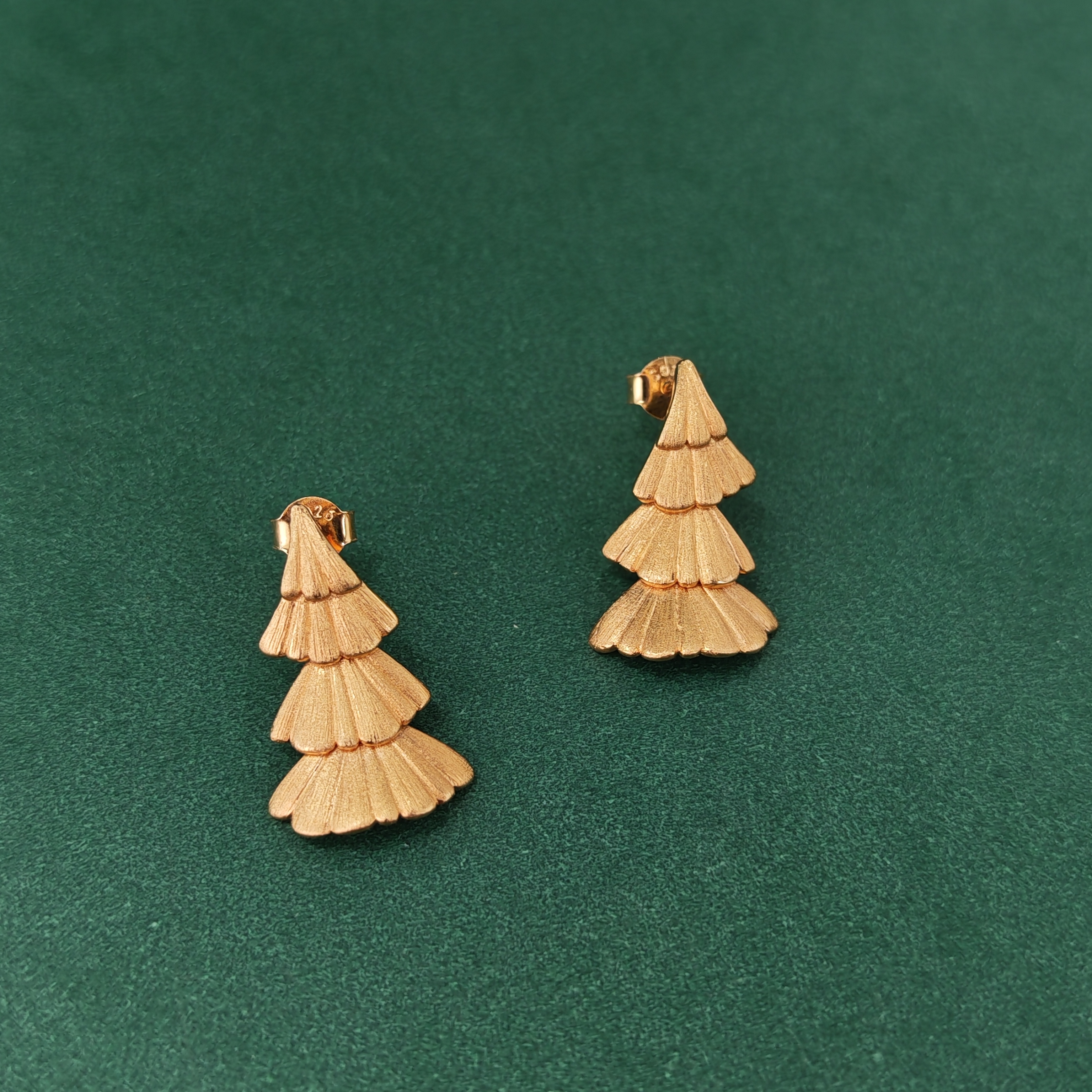 APOTIE's Ginkgo brushed layered design ear studs, fashionable ear bone studs metal earrings, simple and trendy matching Application Scenario