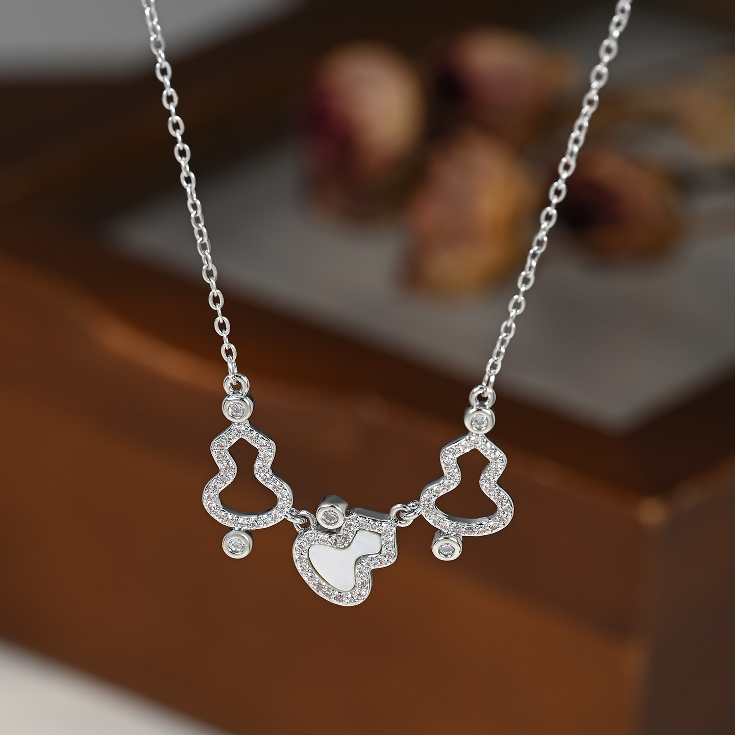 New Chinese-style three-gourd necklace, female white shell inlaid stone gourd pendant, collarbone chain, Chinese-style decorative necklace Specification image