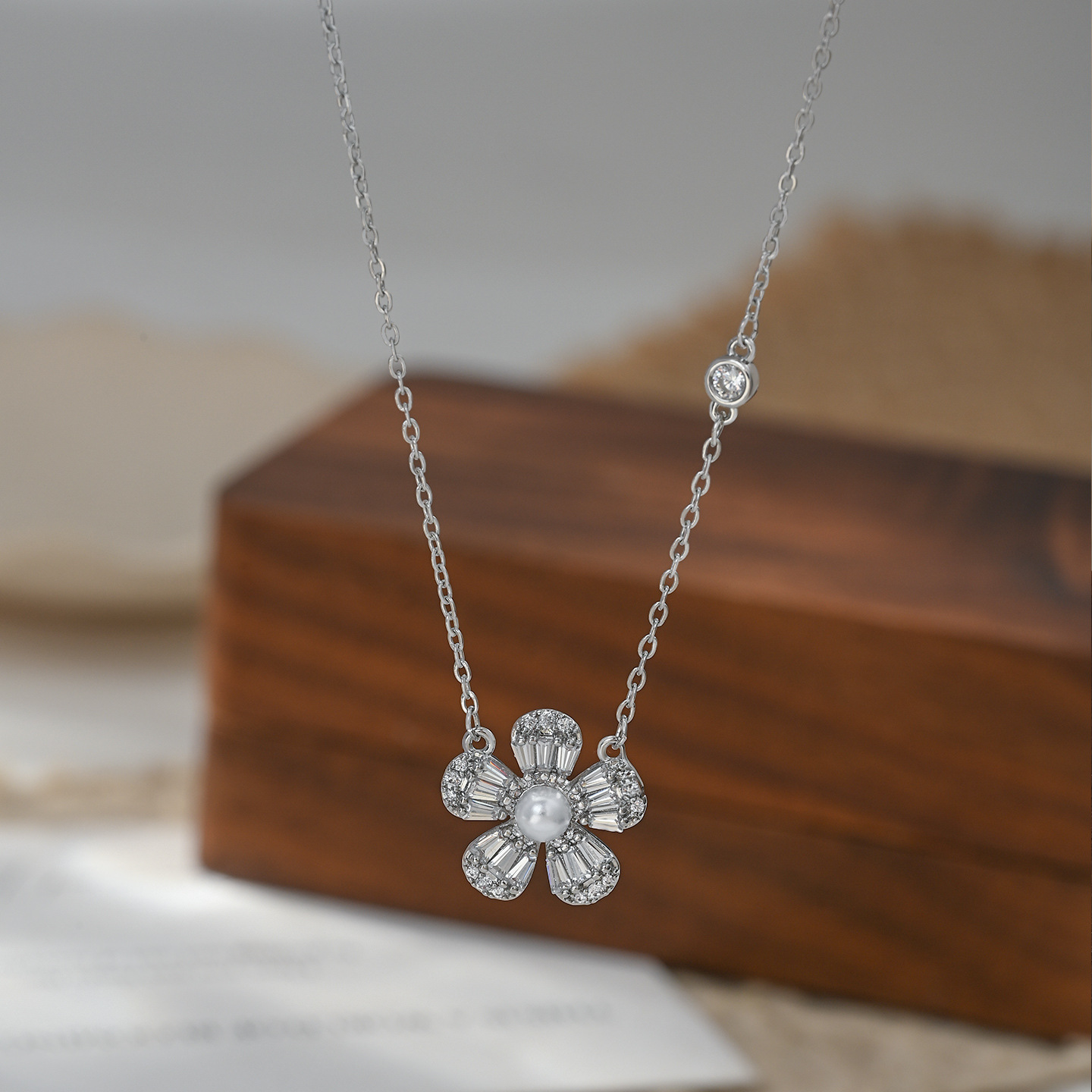 Collar de flores de oro cinco pétalos mujer micro diamante colgante de flores cadena de clavícula collar de decoración de lujo ligero Application Scenario