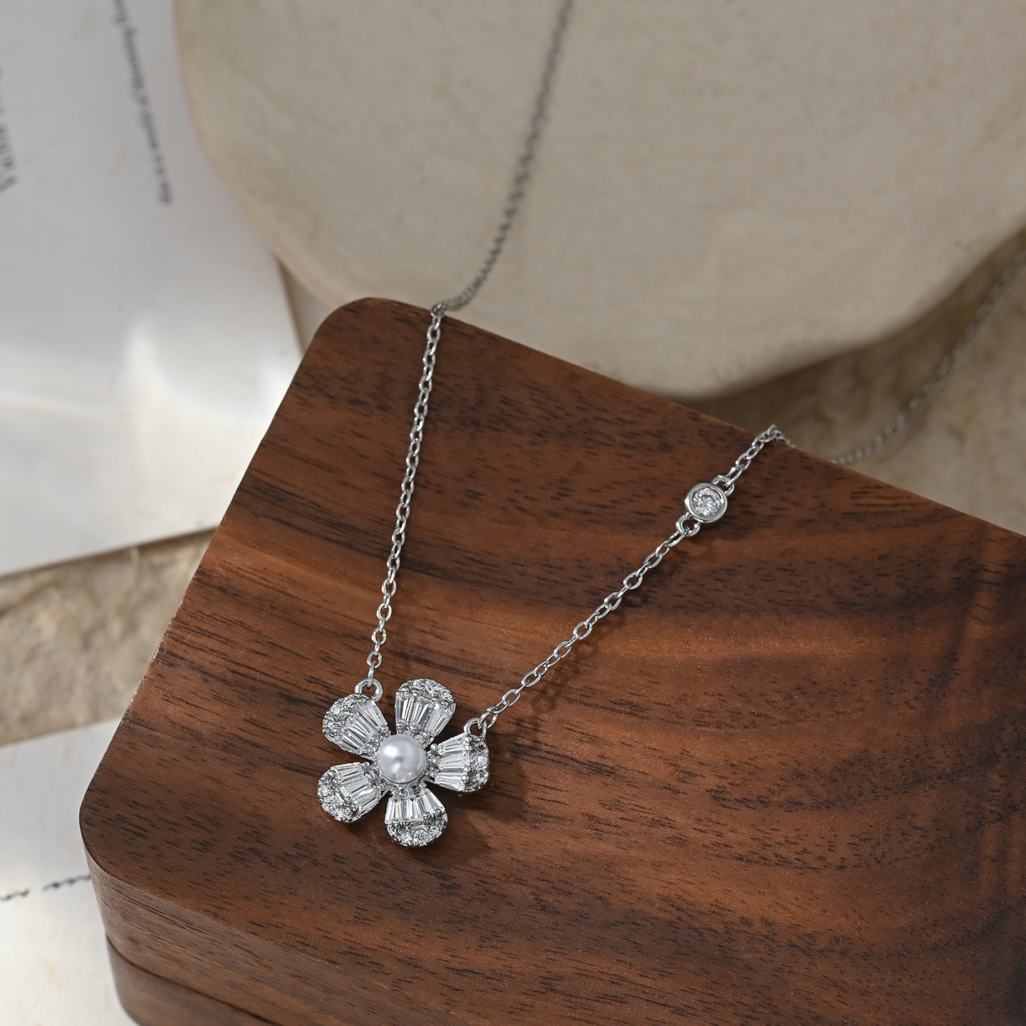 Collar de flores de oro cinco pétalos mujer micro diamante colgante de flores cadena de clavícula collar de decoración de lujo ligero details Picture