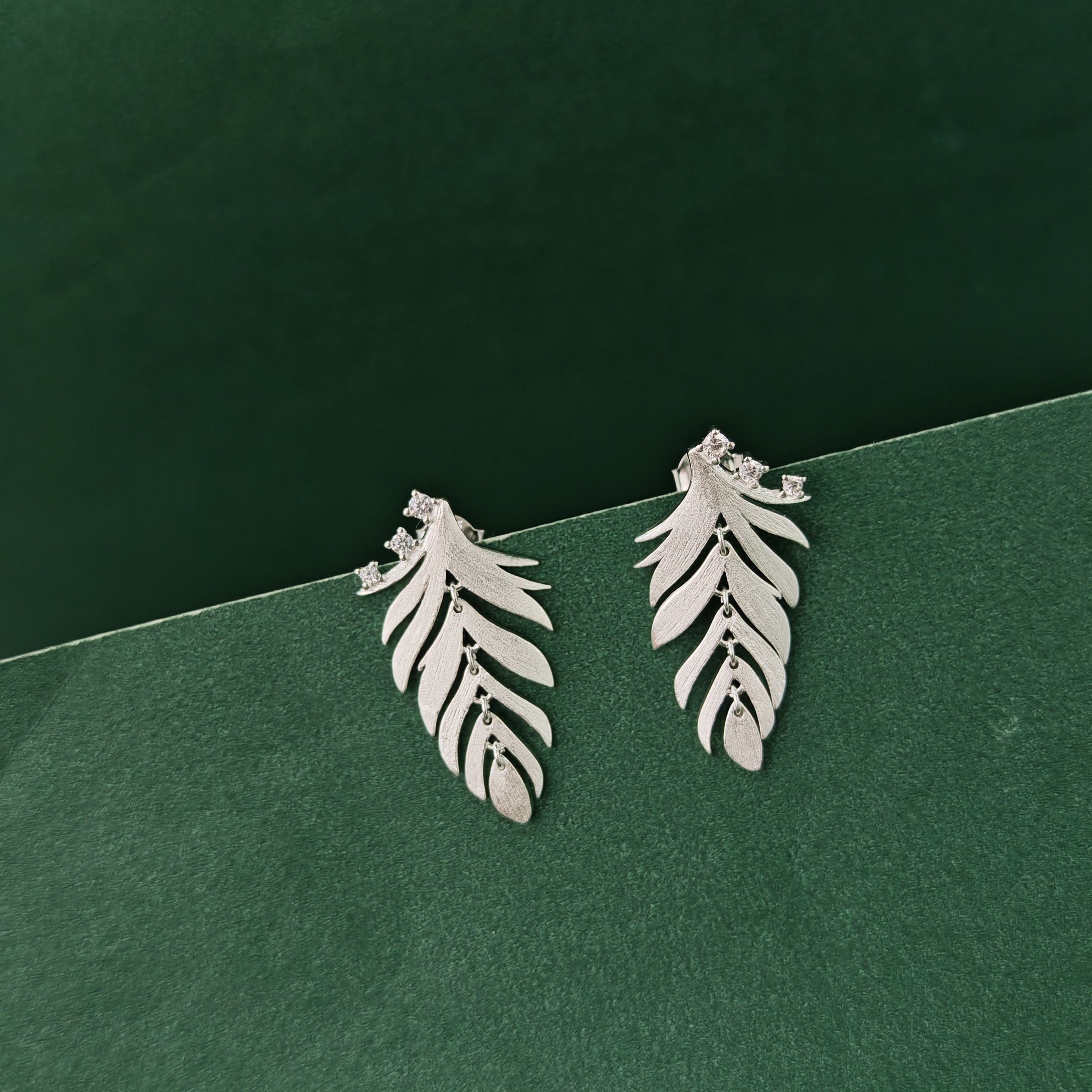 APOTIE's brushed feather with zirconium stud earrings and ear bone stud fashion S925 silver earrings, a niche design of stud accessories Specification image