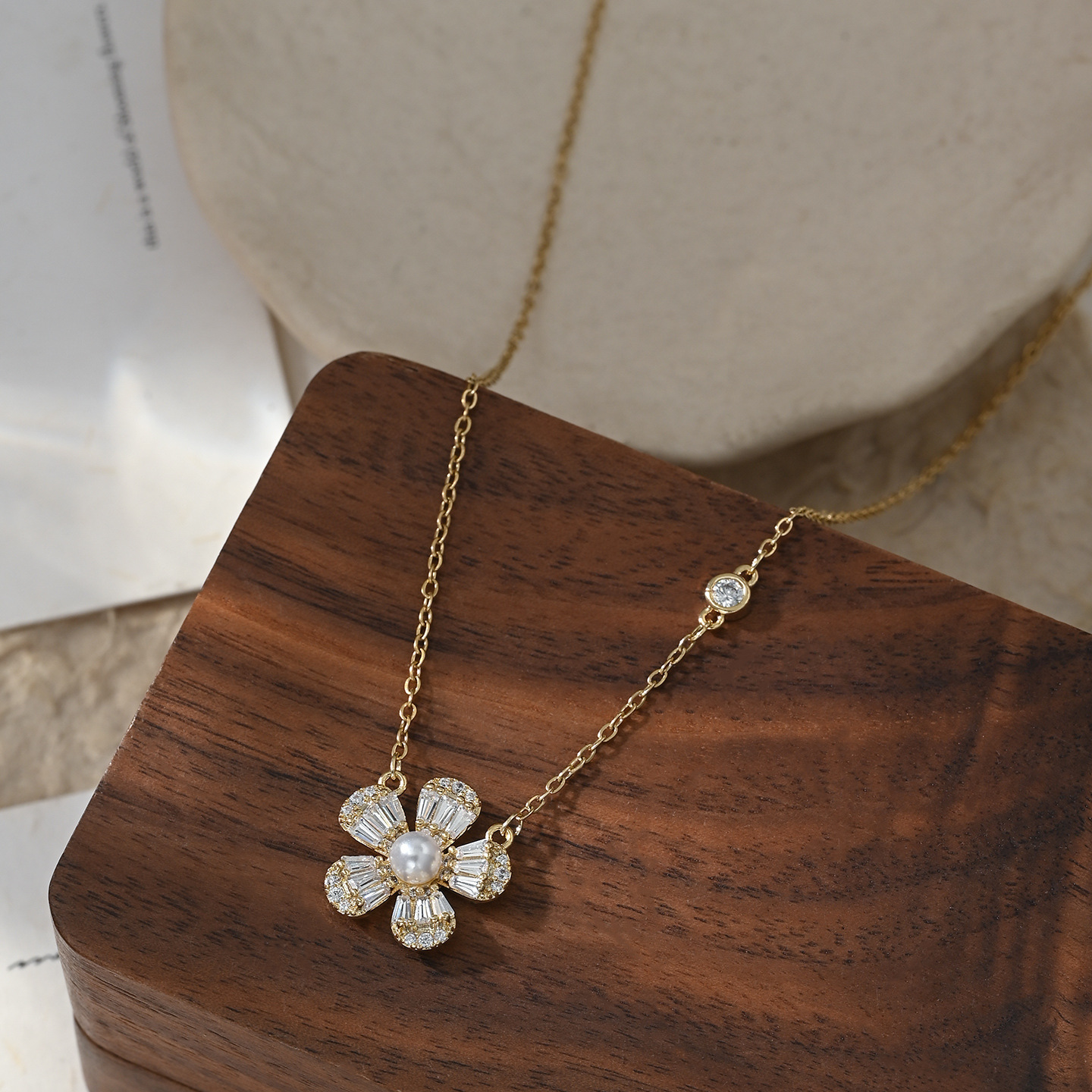 Collar de flores de oro cinco pétalos mujer micro diamante colgante de flores cadena de clavícula collar de decoración de lujo ligero Specification image