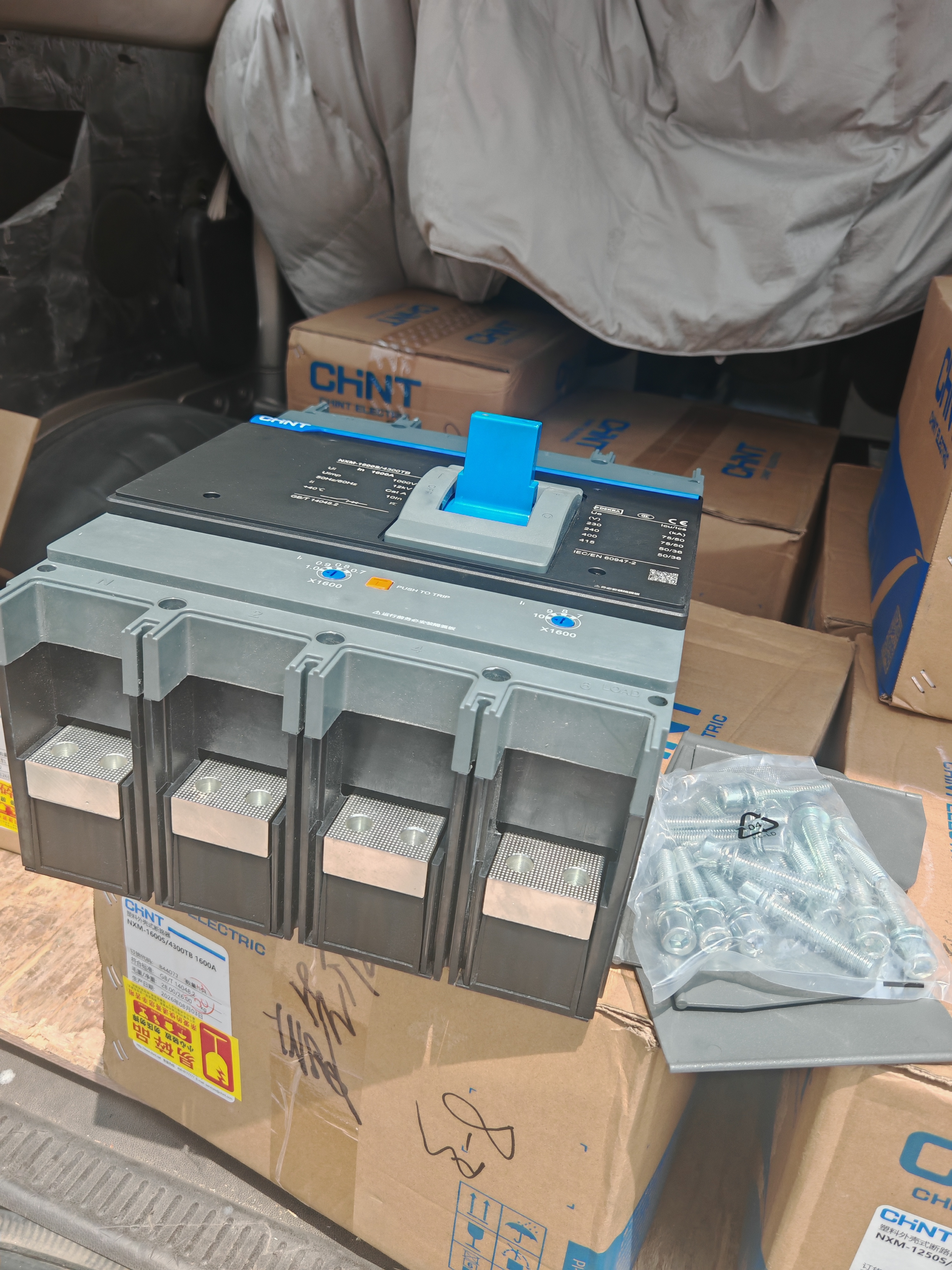 Chint molded case circuit breaker low-voltage electrical distribution protection CHINt switch household and industrial type NXM-1600