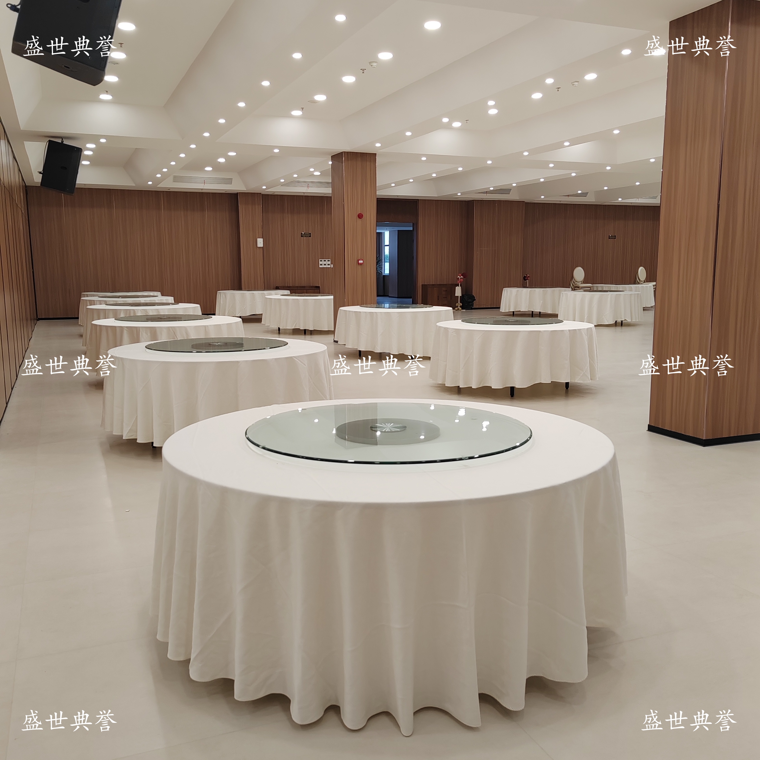 منضدة بيضاء من طاولة حفل الزفاف في فندق سيوشينغ الدولي Specification image