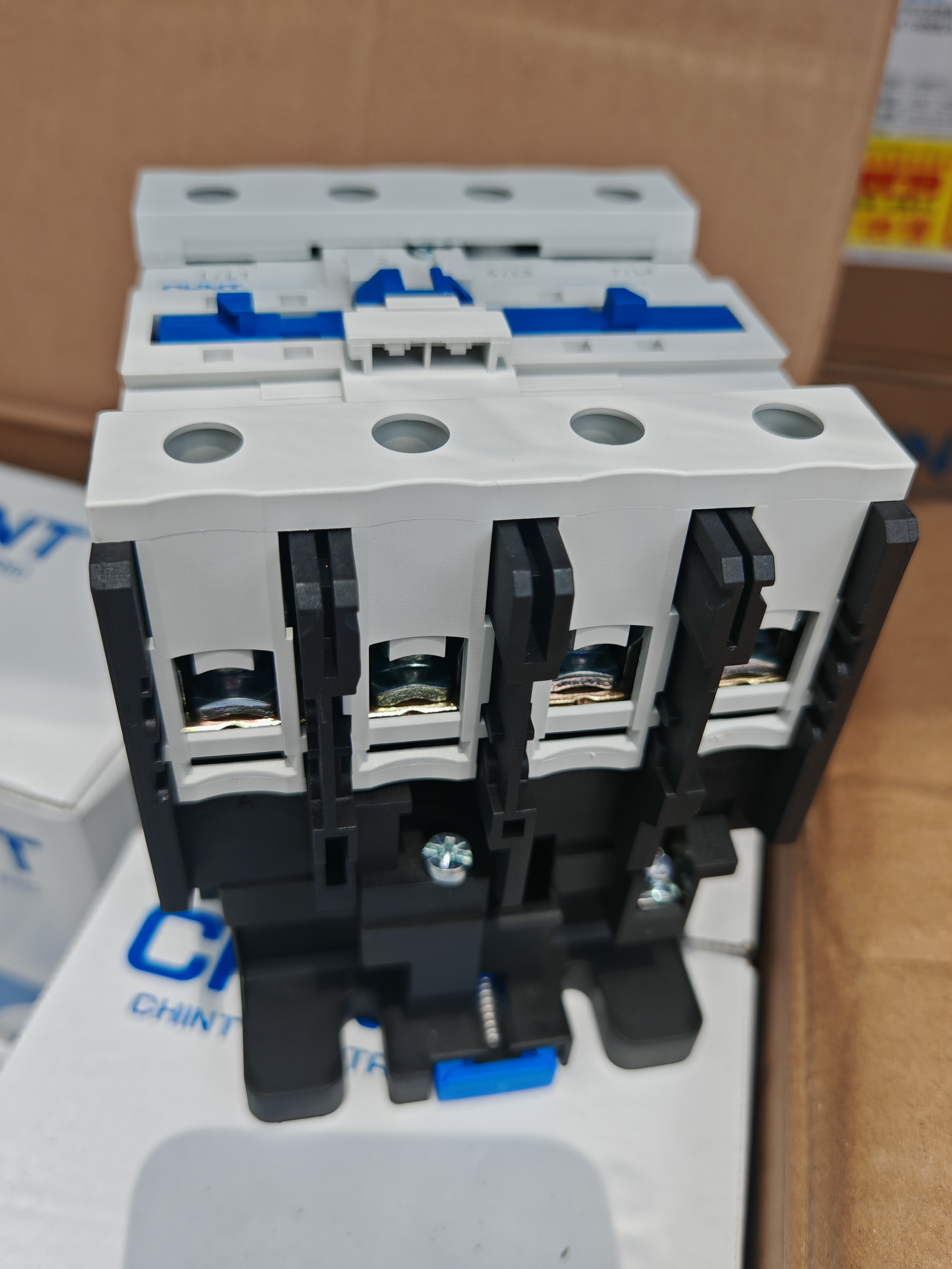 Contactores de baja tensión de chint equipos eléctricos y electricistas controladores de baja tensión piezas de interruptor para la industria NC1-9504 detail image 2