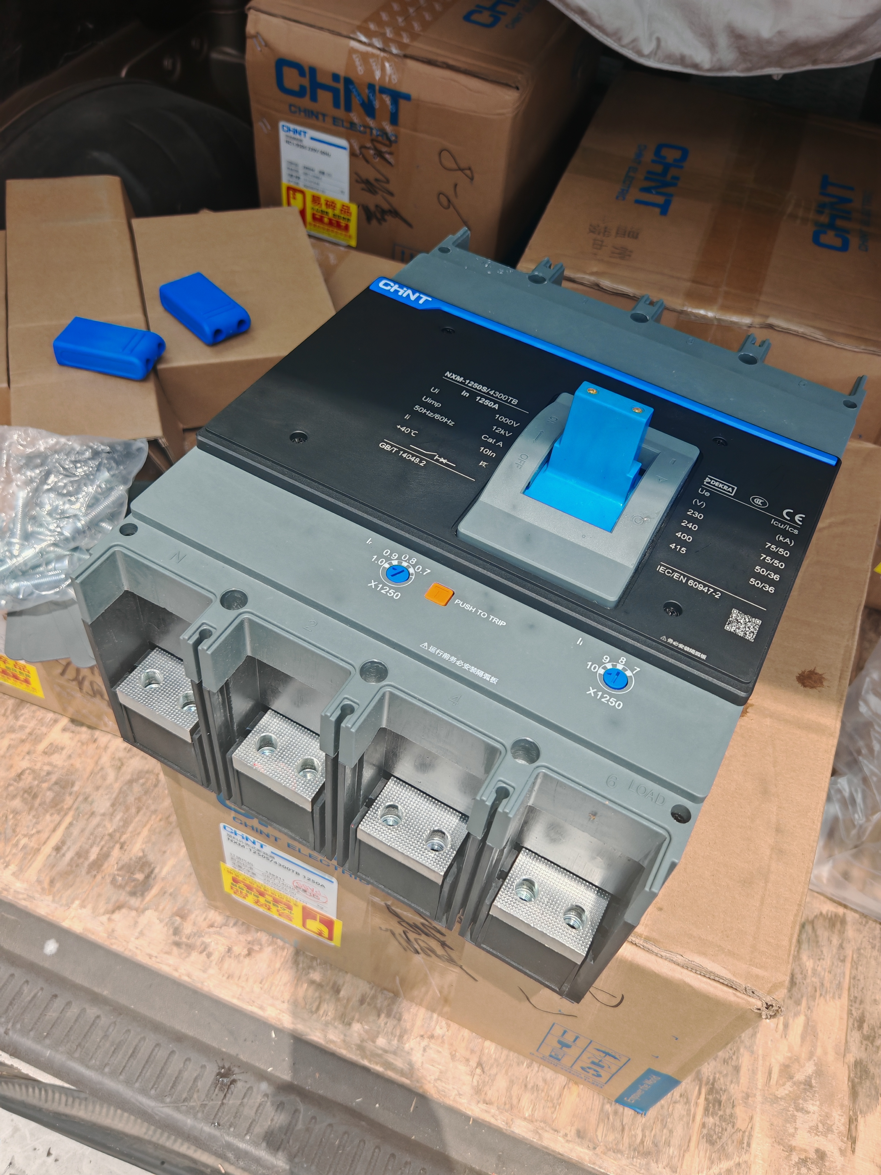 Chint caja moldeada interruptor de bajo voltaje protección de distribución eléctrica chint interruptor para uso doméstico industrial tipo NXM-1600 detail image 1