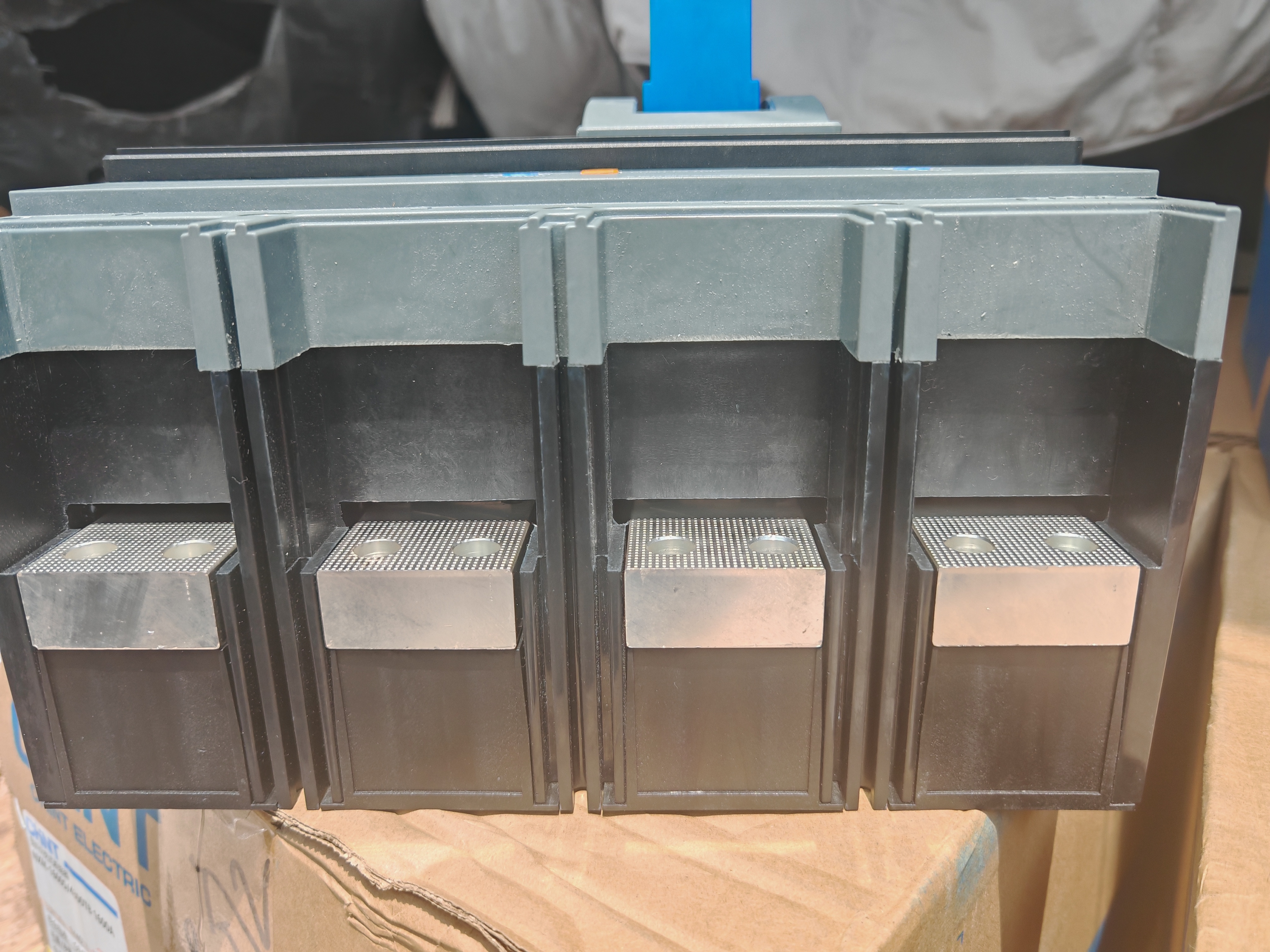 Chint caja moldeada interruptor de bajo voltaje protección de distribución eléctrica chint interruptor para uso doméstico industrial tipo NXM-1600 Application Scenario