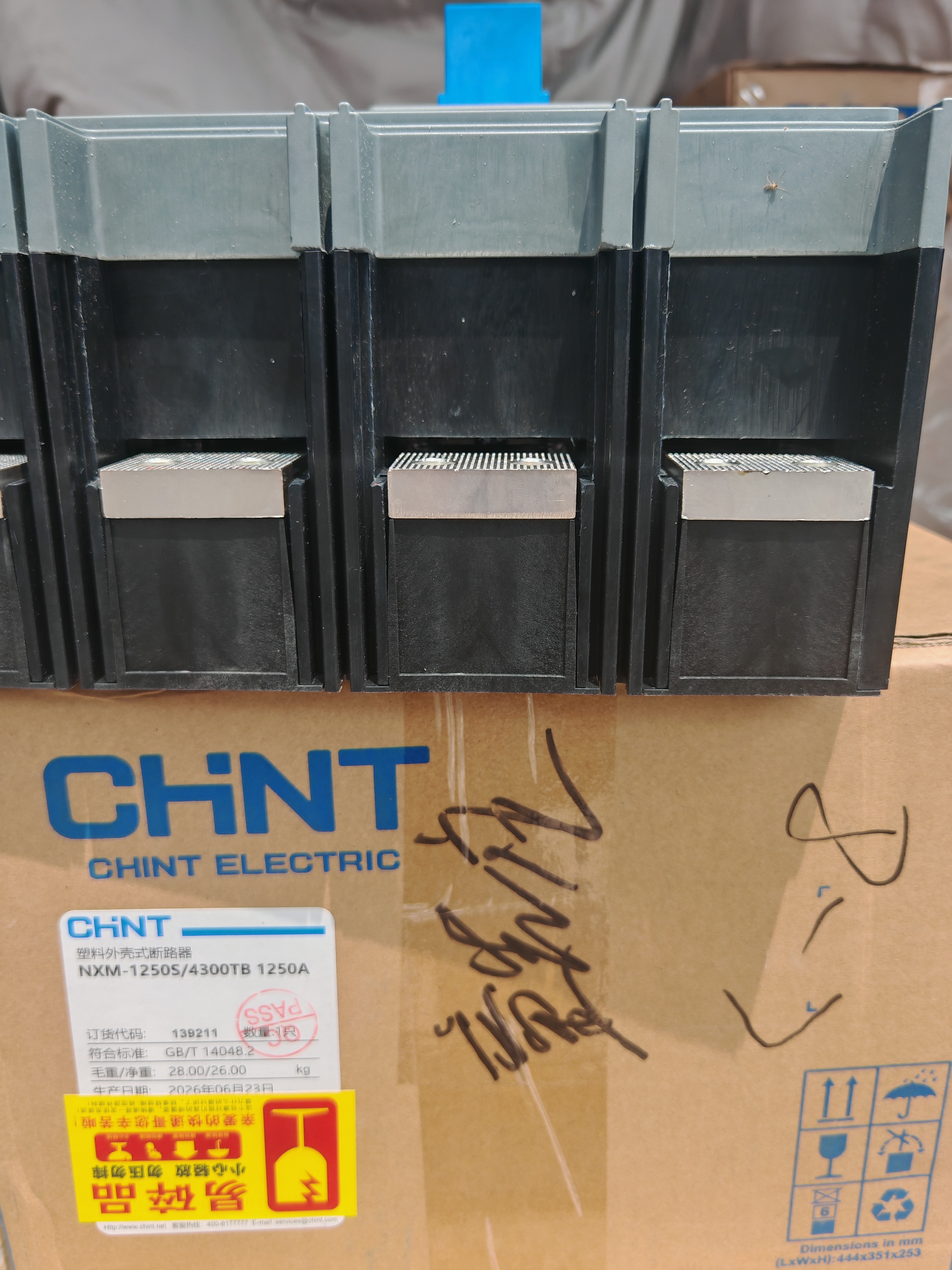 Chint caja moldeada interruptor de bajo voltaje protección de distribución eléctrica chint interruptor para uso doméstico industrial tipo NXM-1600 detail image 3