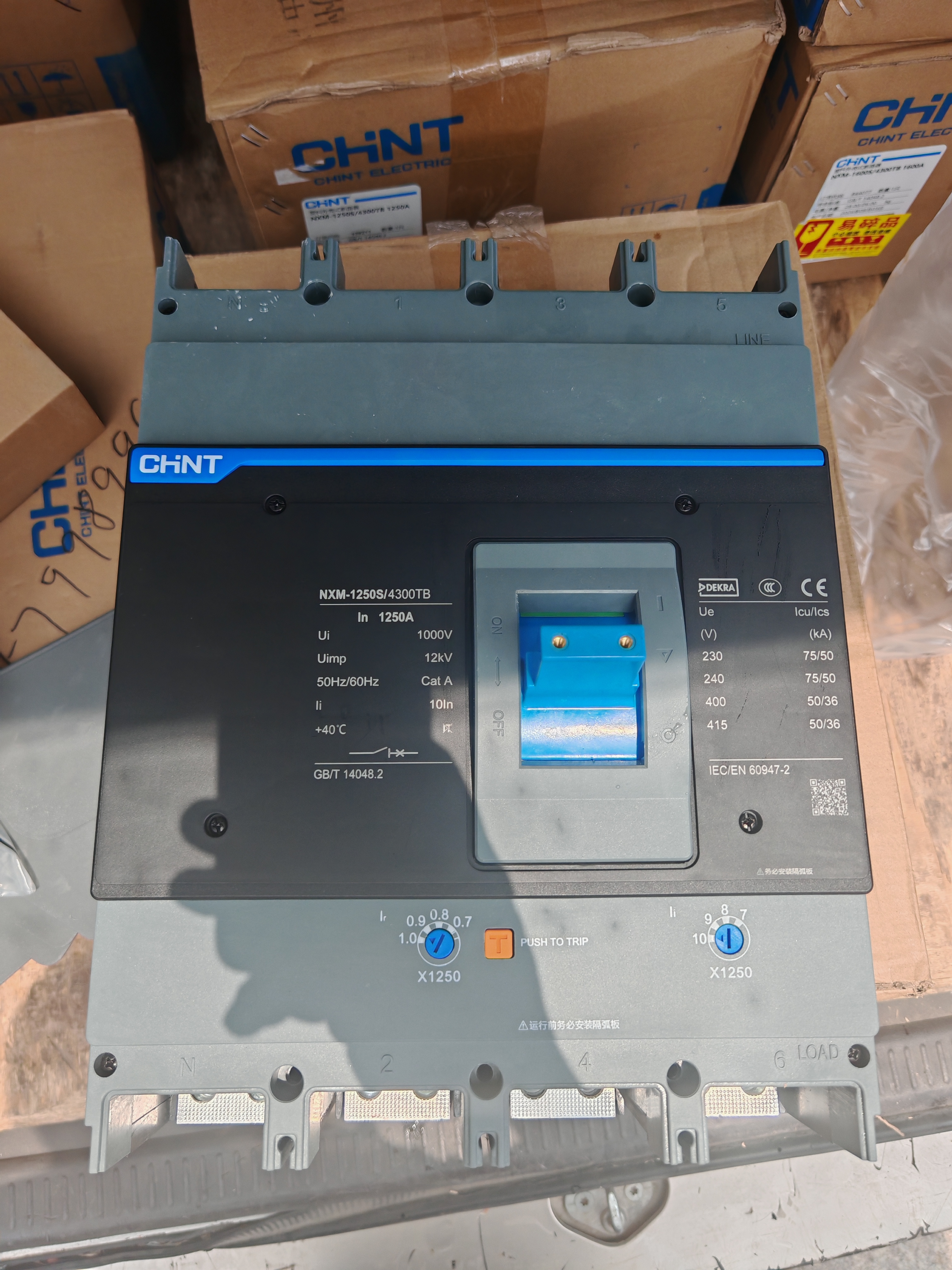 Chint caja moldeada interruptor de bajo voltaje protección de distribución eléctrica chint interruptor para uso doméstico industrial tipo NXM-1600 detail image 2