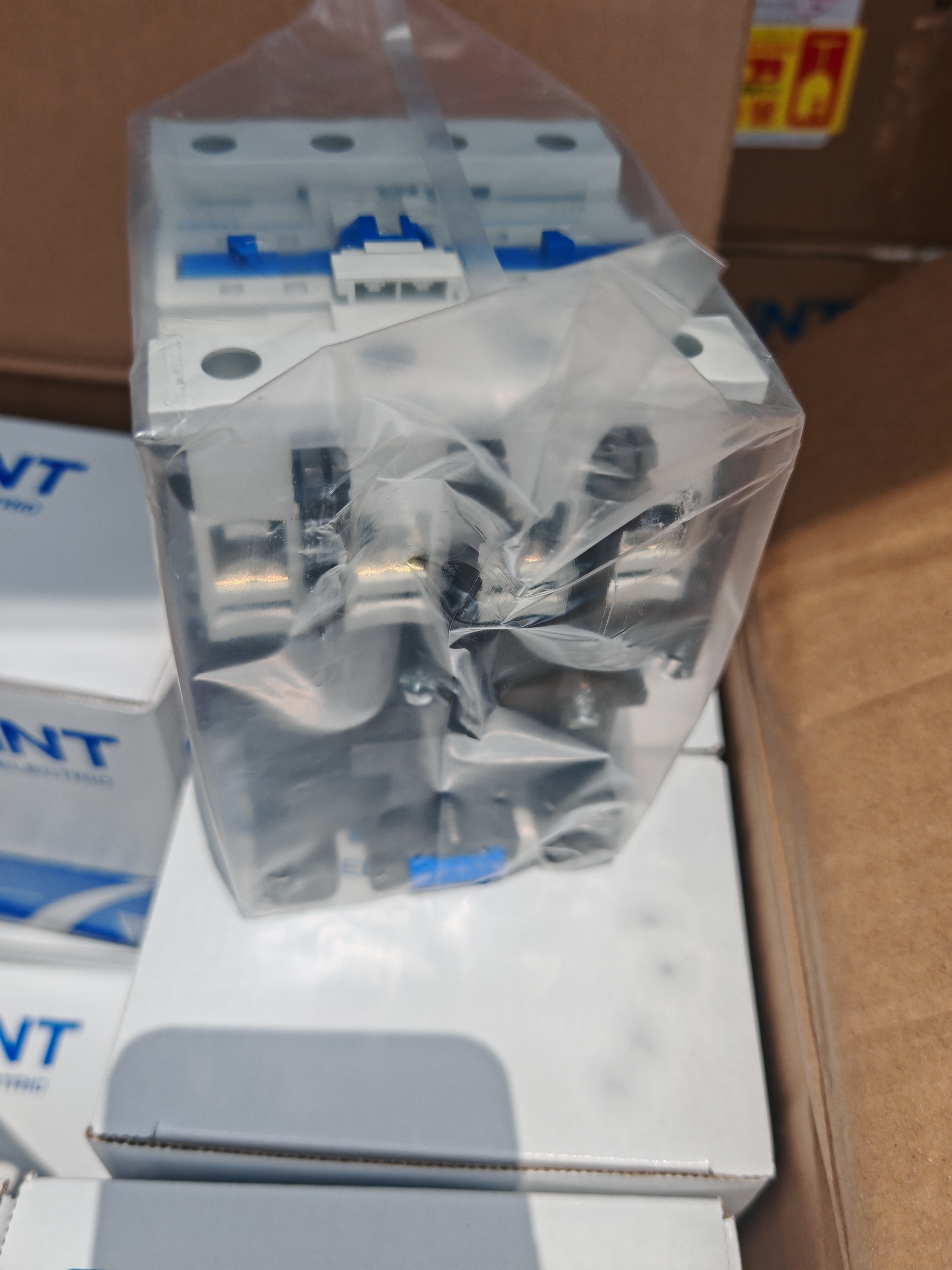 Contactores de baja tensión de chint equipos eléctricos y electricistas controladores de baja tensión piezas de interruptor para la industria NC1-9504 detail image 5
