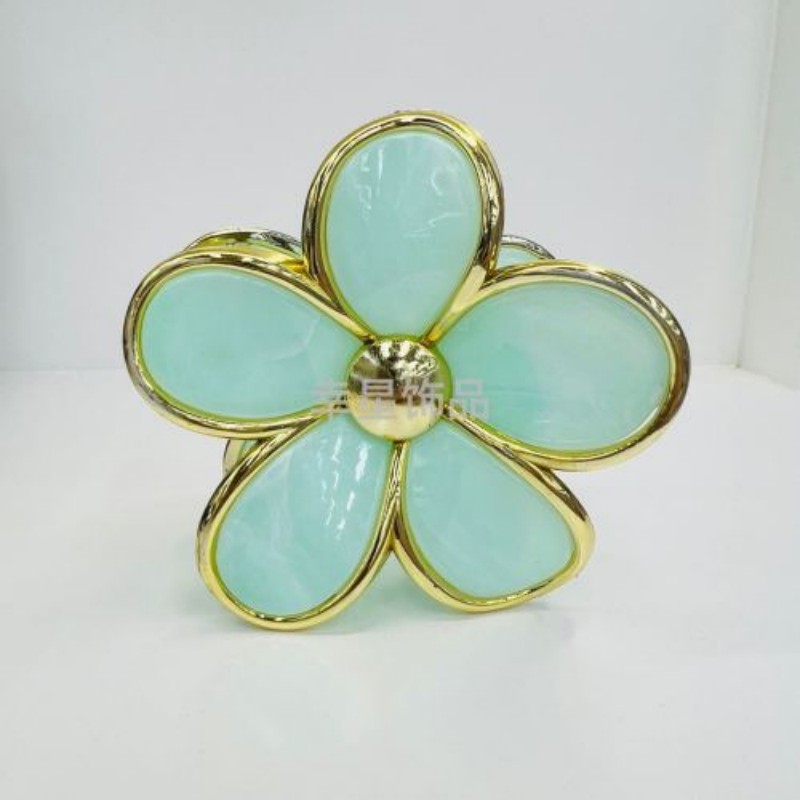Xingxing Accessories' new 8CM electroplated frellia five-petal hair clip, mark-patterned hair bun clip, shark clip, head accessory, hair accessory, hair clip accessory Application Scenario