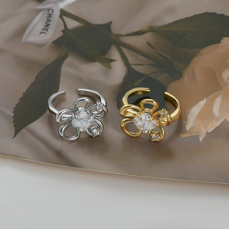 The heavy-duty patterned diamond-encrusted ring has a unique design sense and is a perfect match for open gatherings and photos