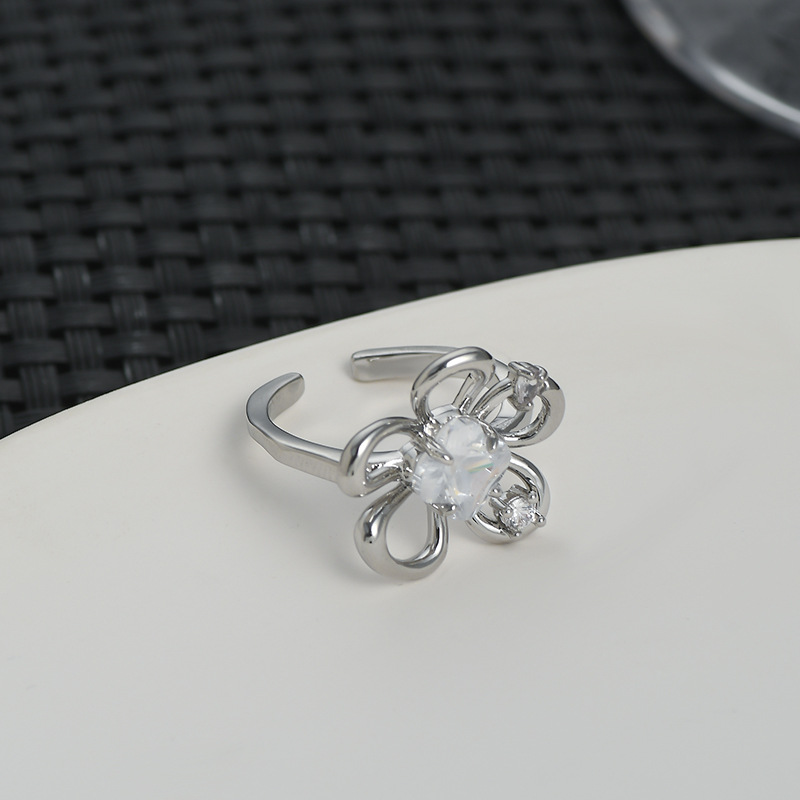 فمجموعات صغيرة من التصاميم المصمَّمة على شكل ازهار مزخرفة بماس Specification image