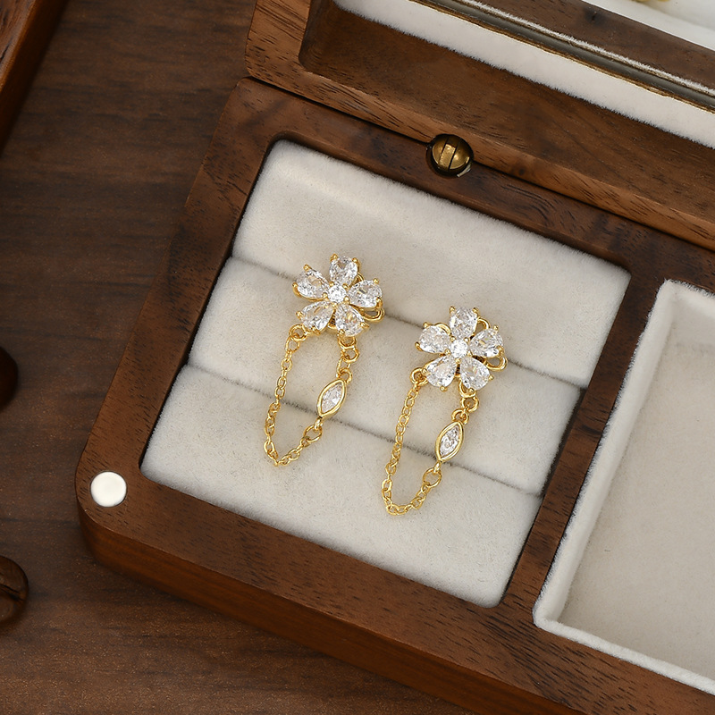 Plata flor cadena aretes mujer strass flor tipo cadena orejeras fresco dulce fresco temperamento orejeras Application Scenario