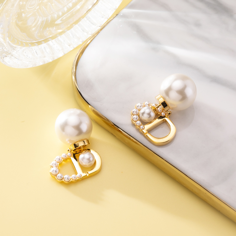 Pendientes de perlas de oro moda orejas femalidad elegante versátil y simple colgante dar regalos Application Scenario