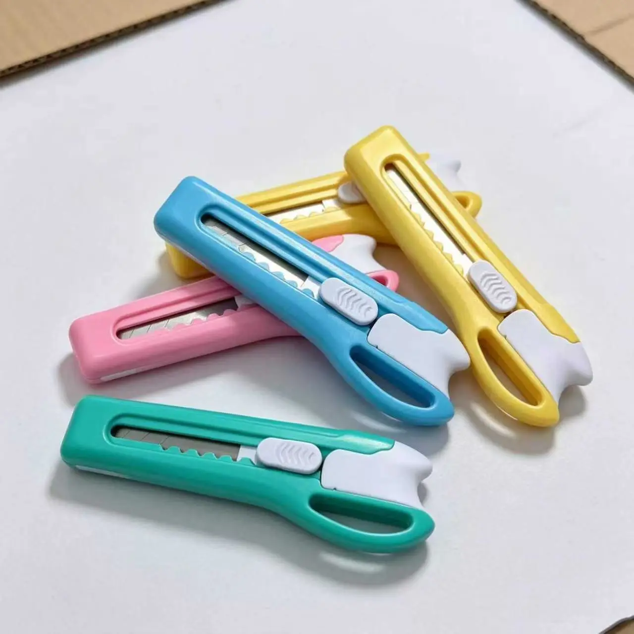 Deli 2024 Utility Knife, small utility knife, Paper cutter, Handmade Knife, Wallpaper Knife, Office Art Stationery detail image 3