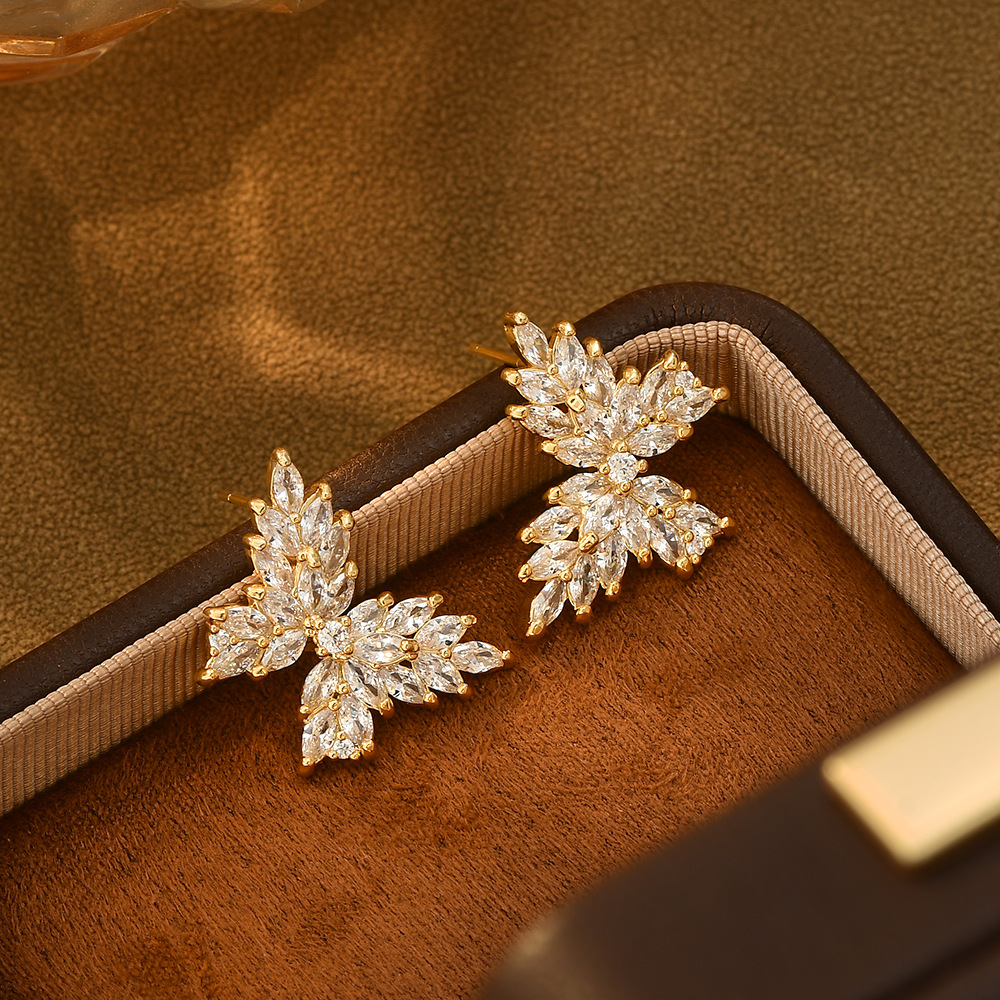 Heavy industrial full diamond arce leaf earclets mujeres oro brillante con diamantes orejeras banquete boda temperamento versátil Application Scenario