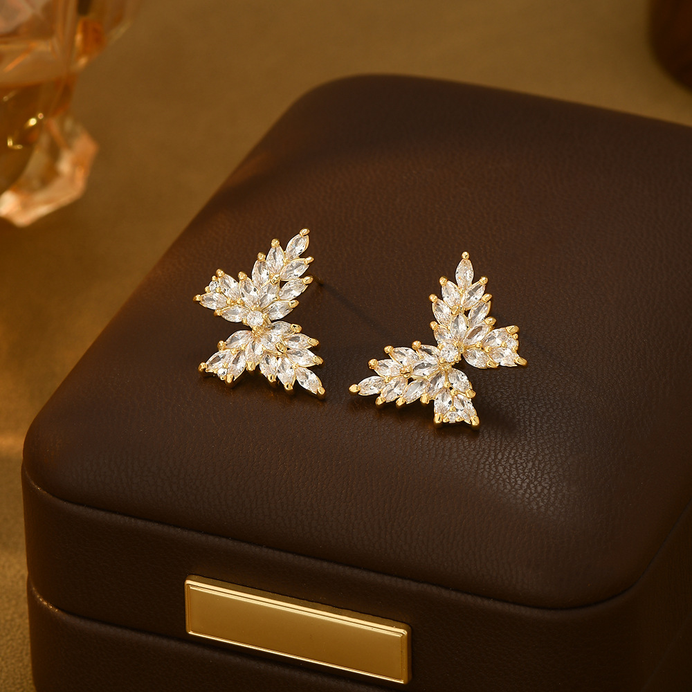 Heavy industrial full diamond arce leaf earclets mujeres oro brillante con diamantes orejeras banquete boda temperamento versátil details Picture