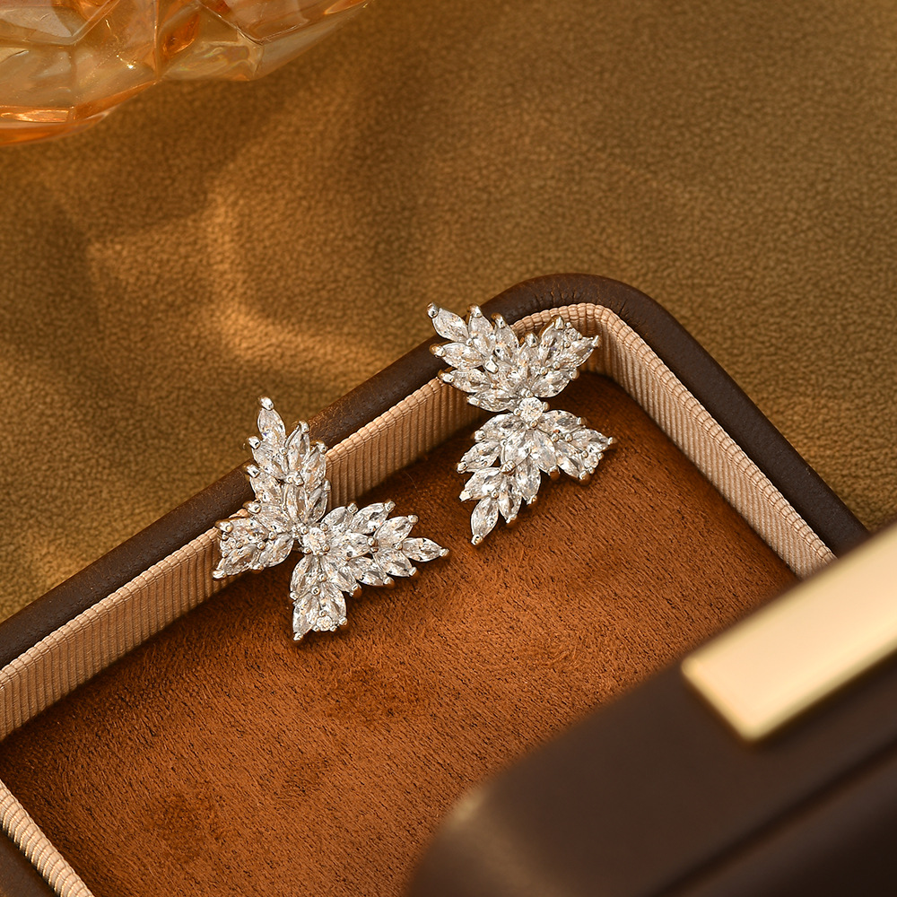 Heavy industrial full diamond arce leaf earclets mujeres oro brillante con diamantes orejeras banquete boda temperamento versátil Specification image