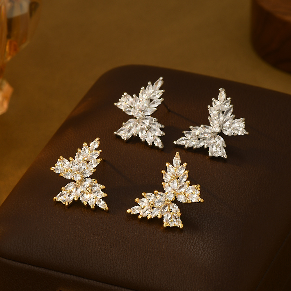 Heavy industrial full diamond arce leaf earclets mujeres oro brillante con diamantes orejeras banquete boda temperamento versátil