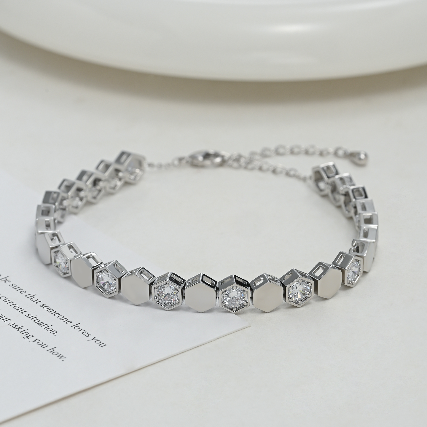 Pulsera de colmena dorada de lujo de luz hexagonal espaciado con diamantes cadena de tenis ajustable commuter versátil pulsera Specification image