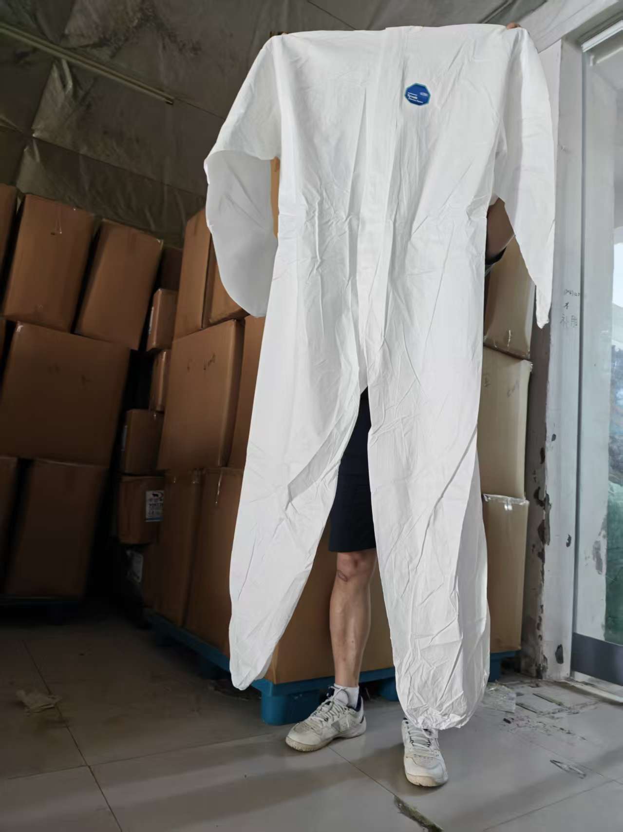 Ropa protectora médica bata blanca bolsa de embalaje azul ropa protectora polvo y bacterias equipo de protección médica ropa protectora médica bata blanca bata blanca médica Item Picture