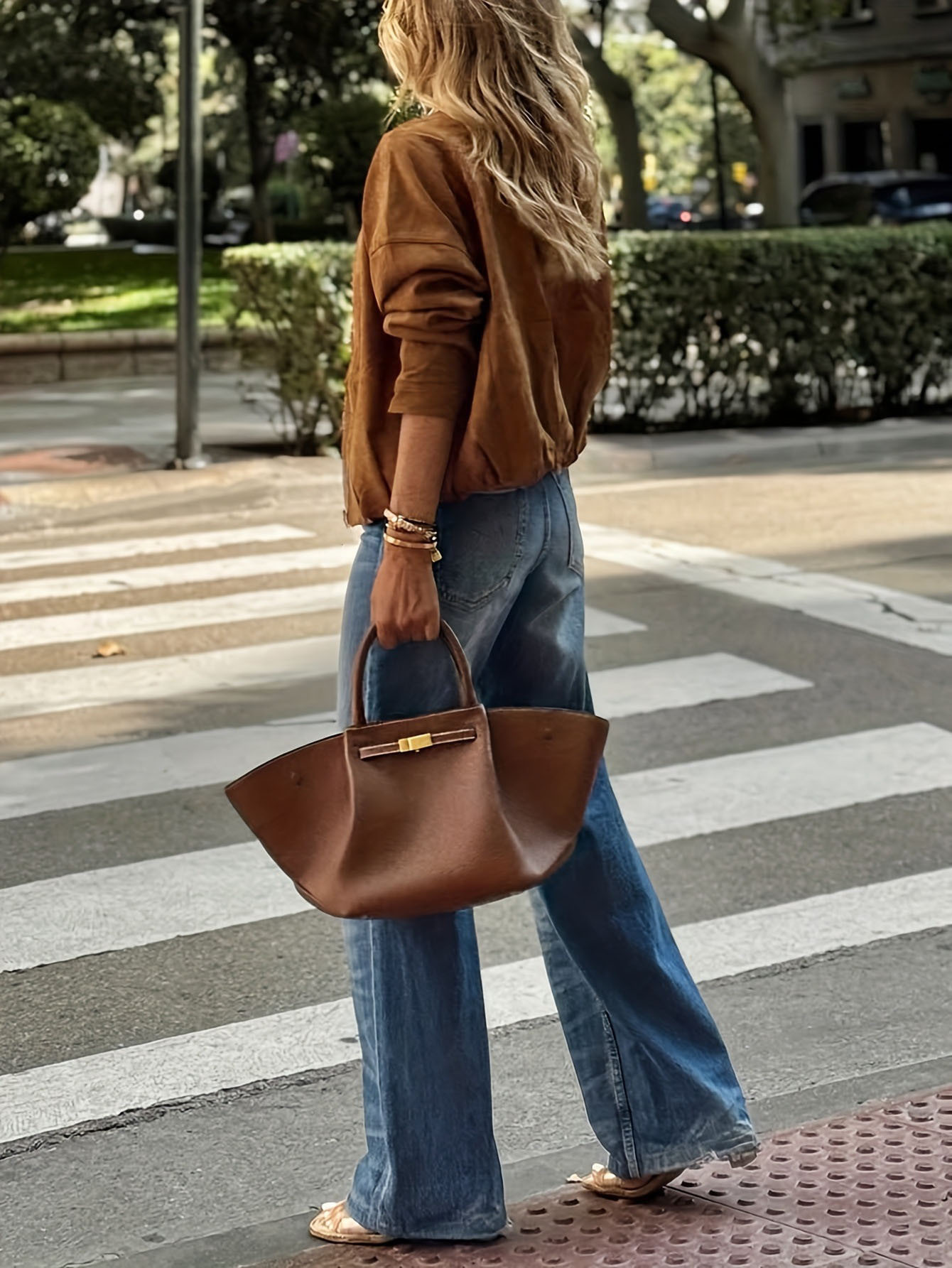 A petite, retro round-neck short coat, a loose and versatile high-street style long-sleeved jacket with a zipper top