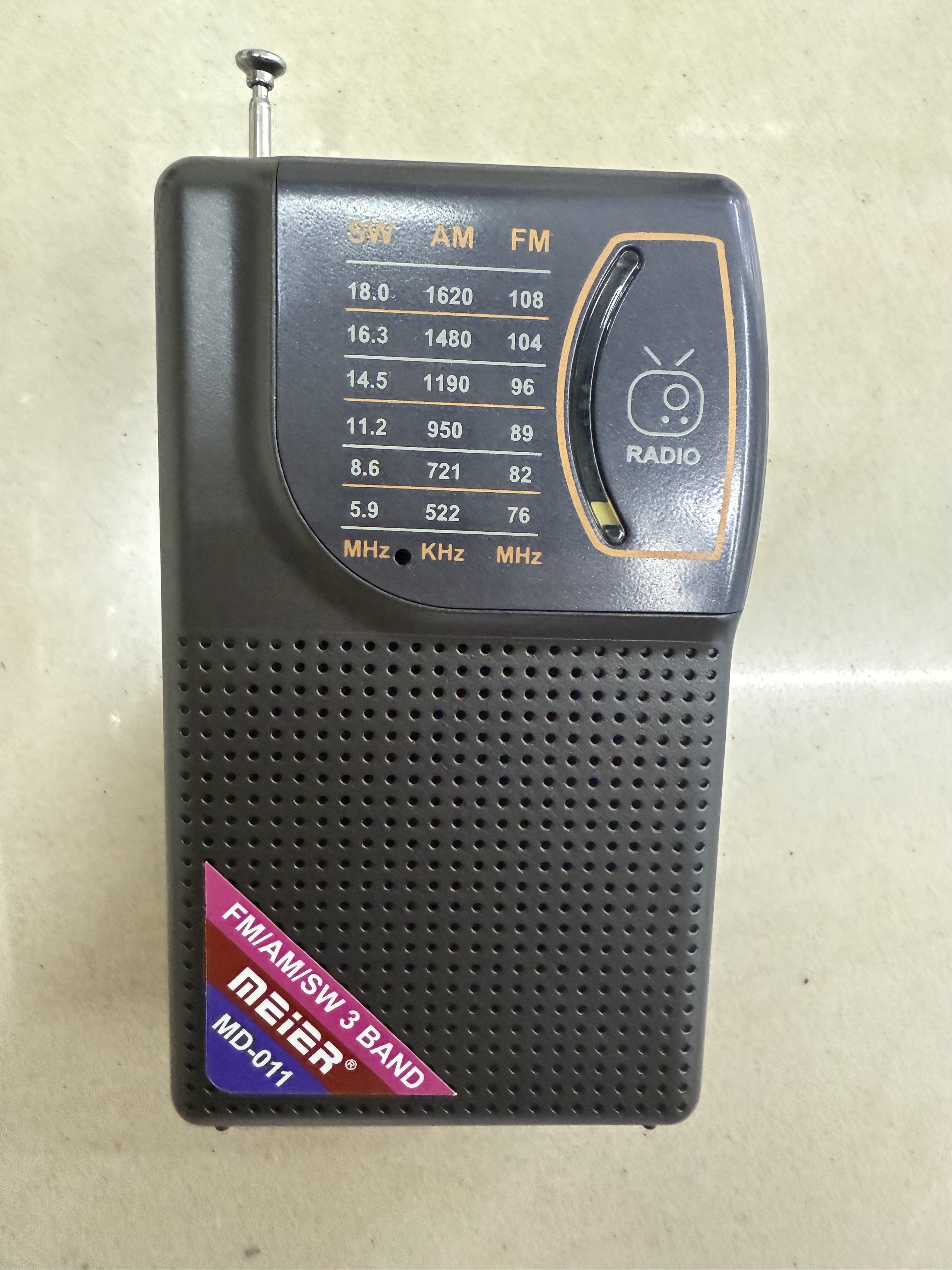The MD-011 and MD-012 portable radios are compact, lightweight, and multi-band. They are classic models for giving as gifts to the elderly and can be carried around details Picture