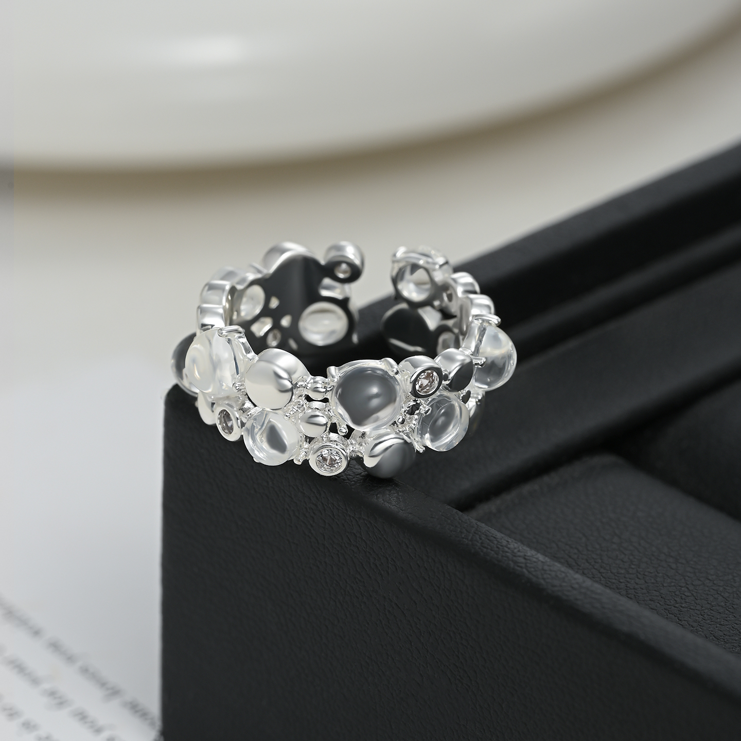 Cold wind cat's eye stone ring, silver heavy metal staggered gemstones set with diamonds, a niche girls' ring with an open opening, a versatile daily outfit Application Scenario