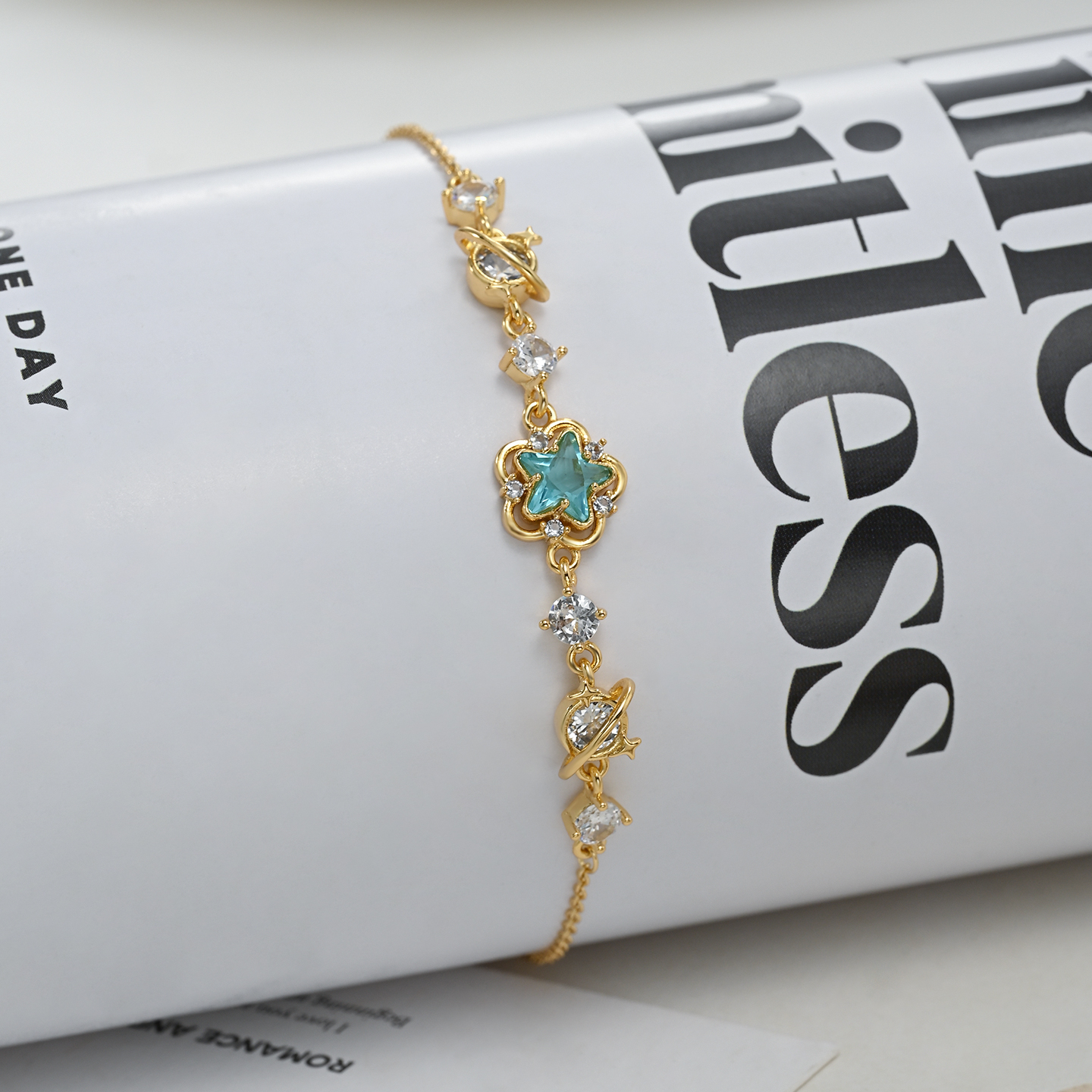 A retro-style, niche, simple and individual hollowed-out five-pointed star design bracelet that is versatile for daily use Specification image