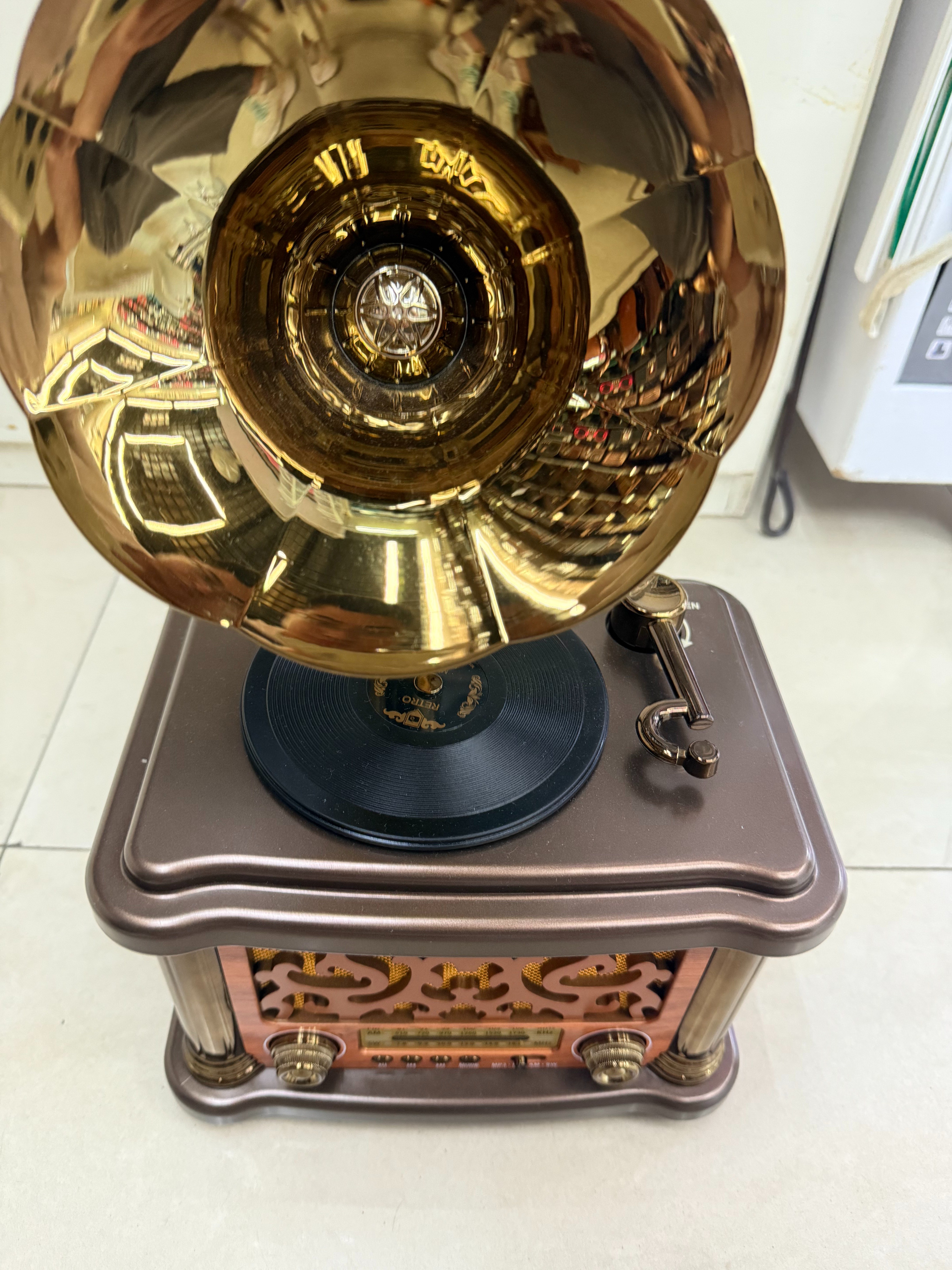 FX-2503BT, FX-2505BT vintage radio, Bluetooth speaker, wood grain, multi-band, multi-functional desktop decoration, phonograph shape, playing music, suitable for gifting to the elderly Application Scenario