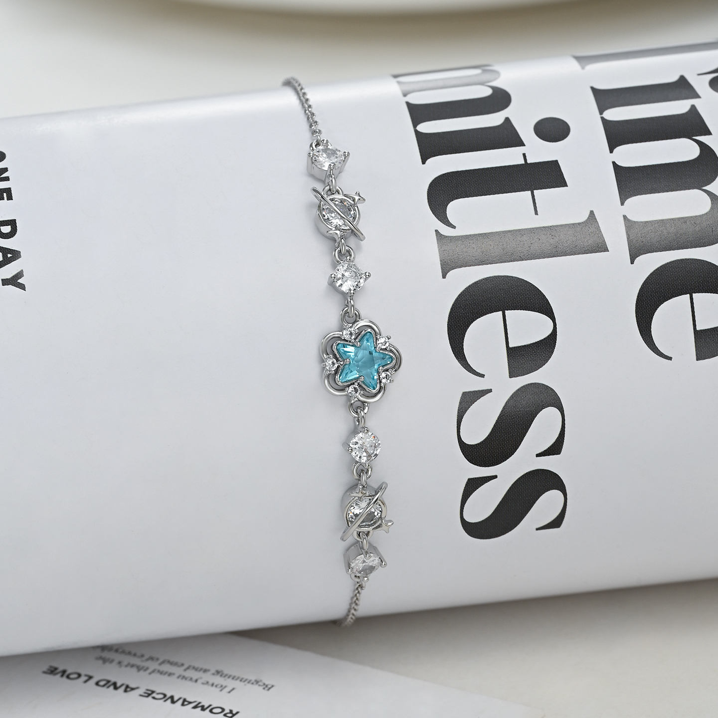 A retro-style, niche, simple and individual hollowed-out five-pointed star design bracelet that is versatile for daily use details Picture
