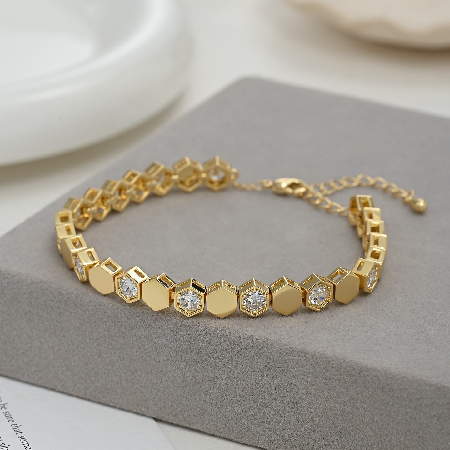 Pulsera de colmena dorada de lujo de luz hexagonal espaciado con diamantes cadena de tenis ajustable commuter versátil pulsera Item Picture