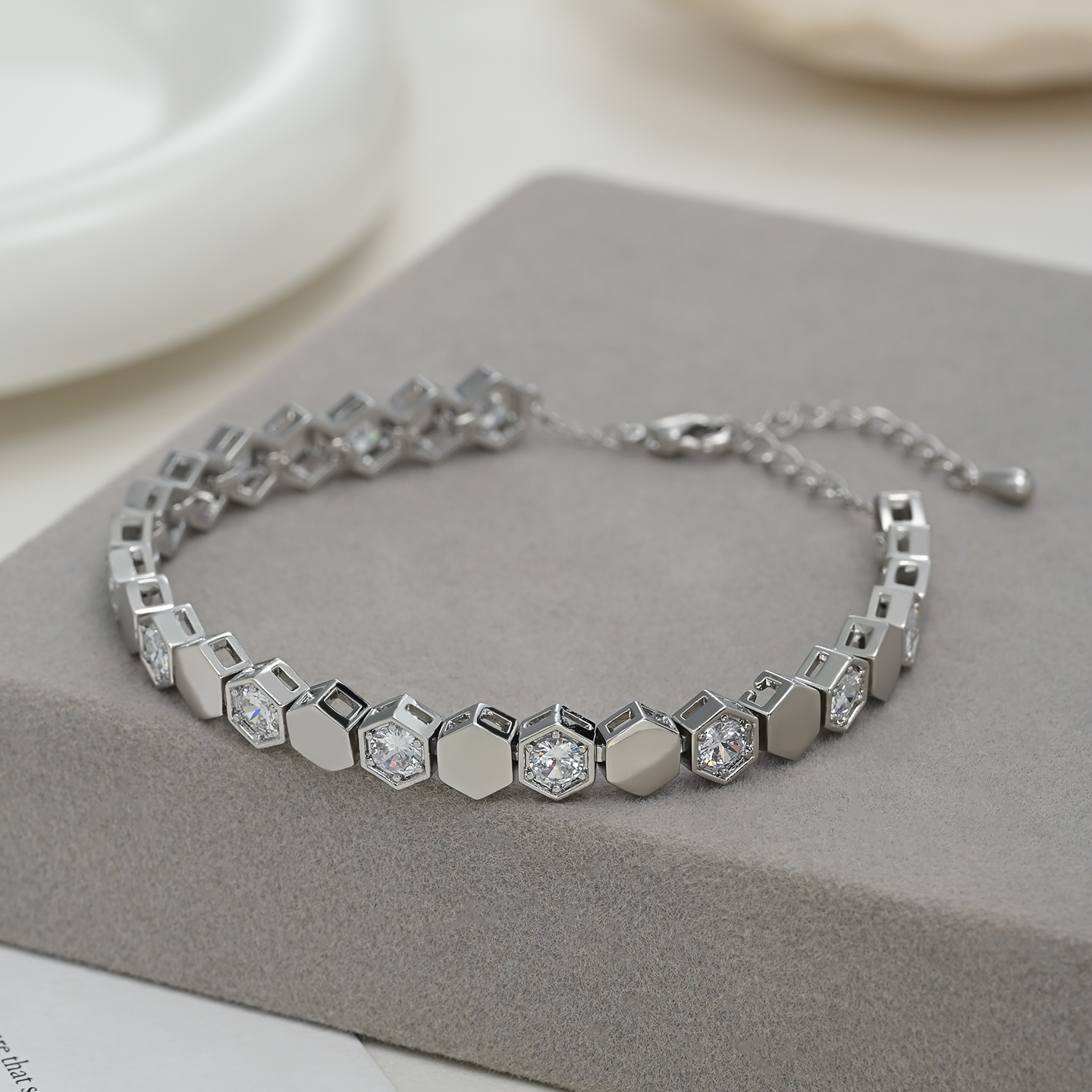 Pulsera de colmena dorada de lujo de luz hexagonal espaciado con diamantes cadena de tenis ajustable commuter versátil pulsera Application Scenario