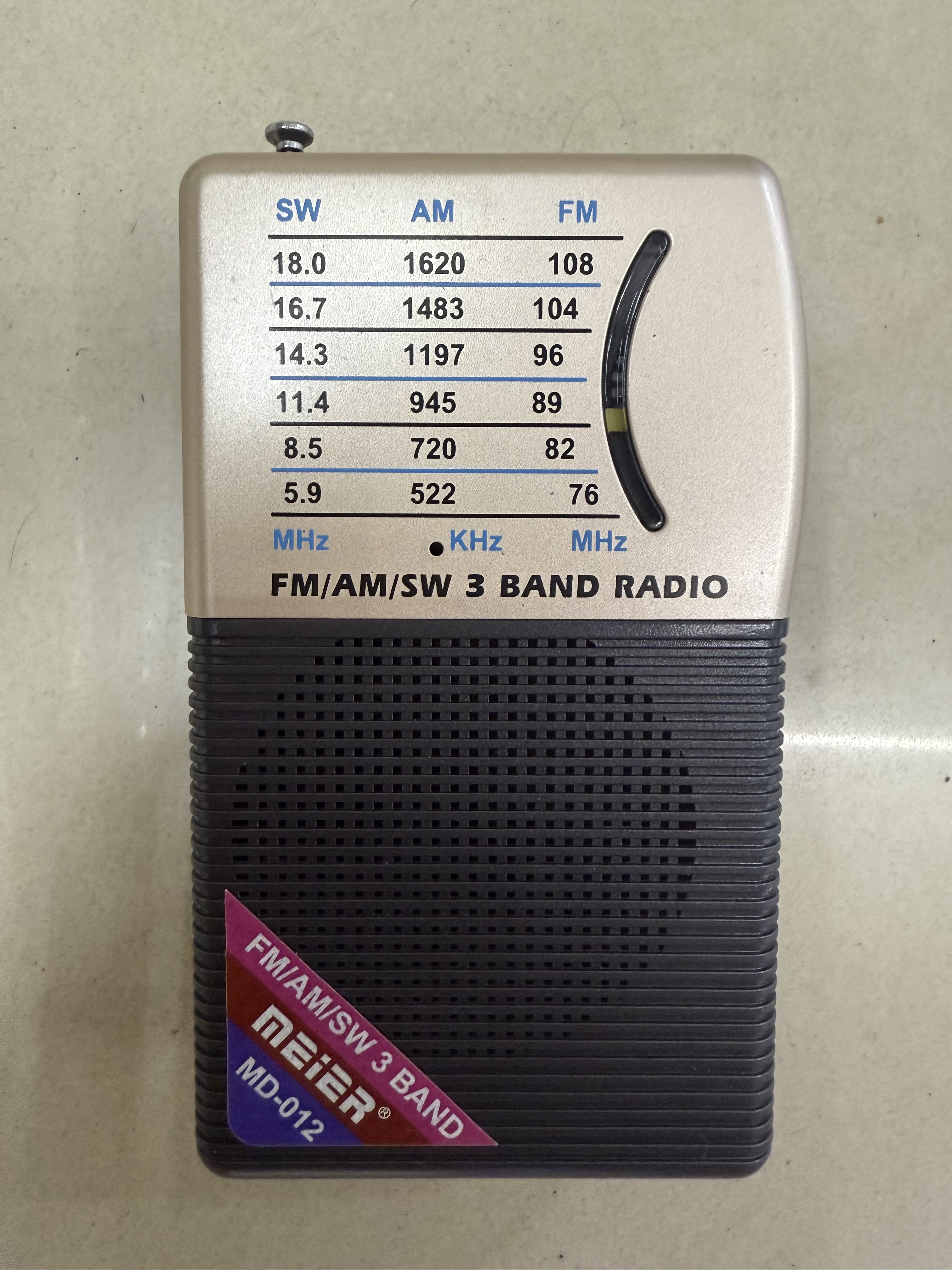 The MD-011 and MD-012 portable radios are compact, lightweight, and multi-band. They are classic models for giving as gifts to the elderly and can be carried around