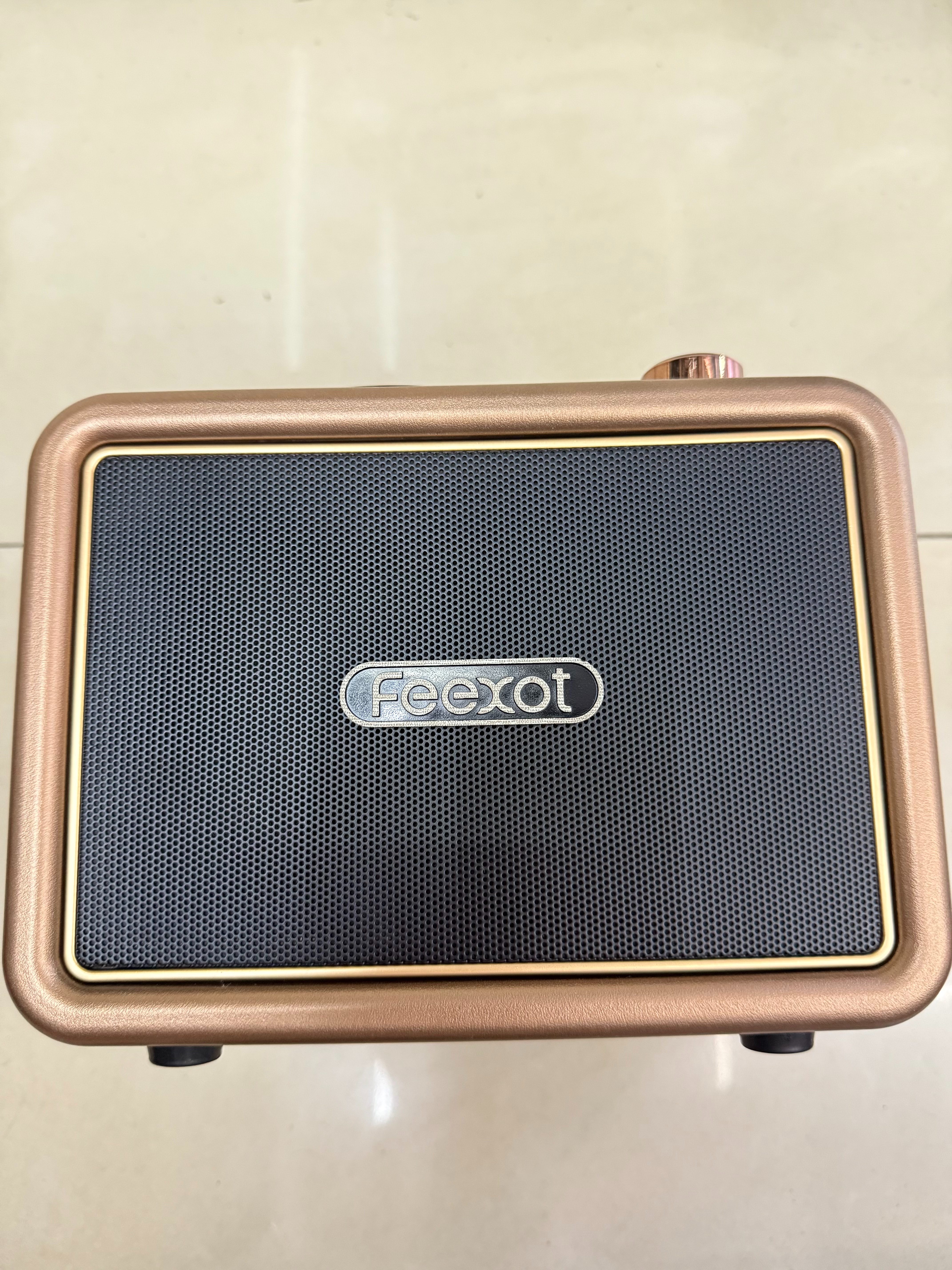 FX-2531BT, FX-2532BT vintage radio, Bluetooth speaker, wood grain, multi-band, multi-functional desktop decoration, phonograph shape, playing music, suitable for gifting to the elderly Application Scenario