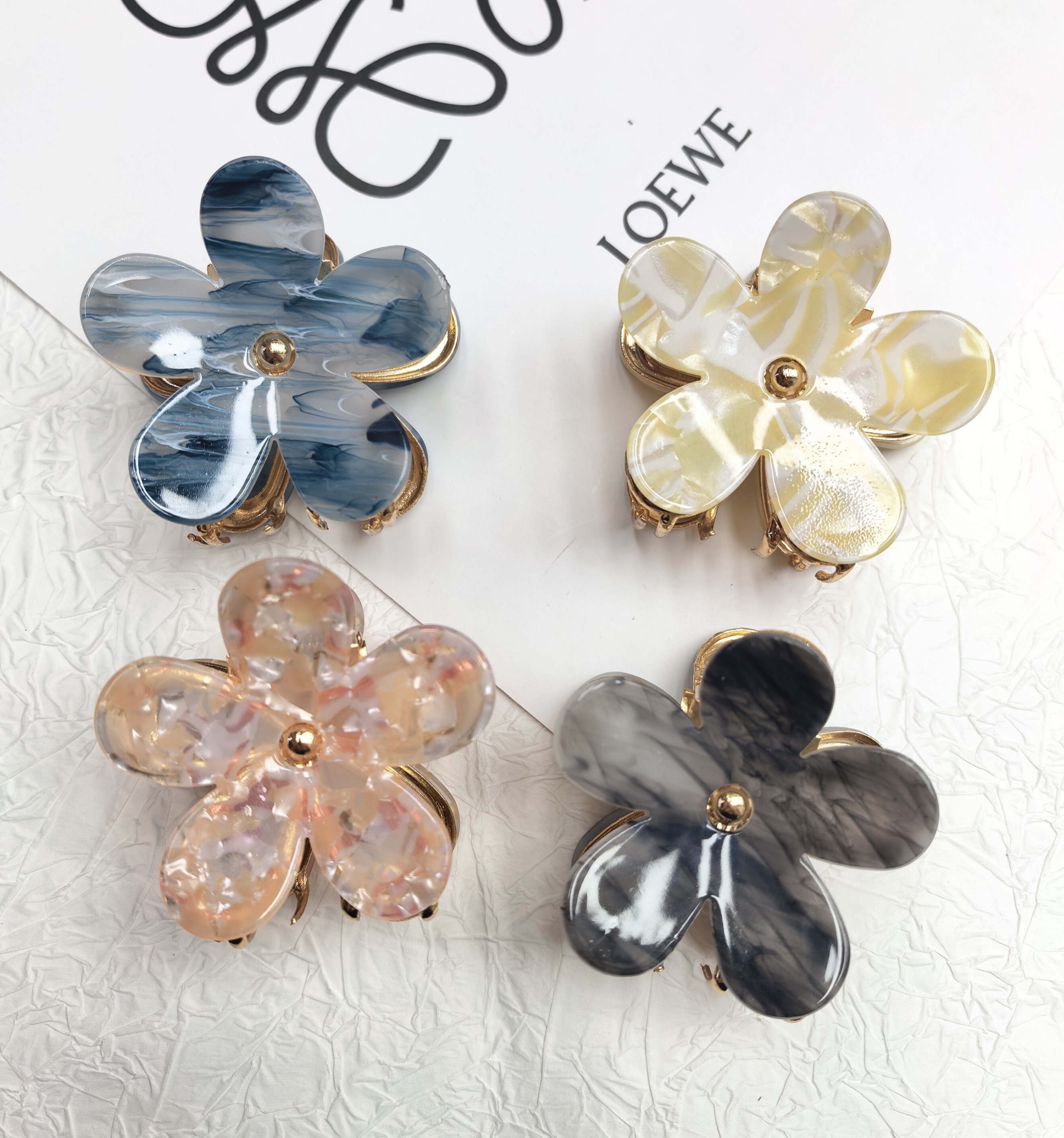 A new Korean-style hairpin for women with flower grabbers, featuring a high-end and elegant look at the back of the head. It is a shark clip hair accessory