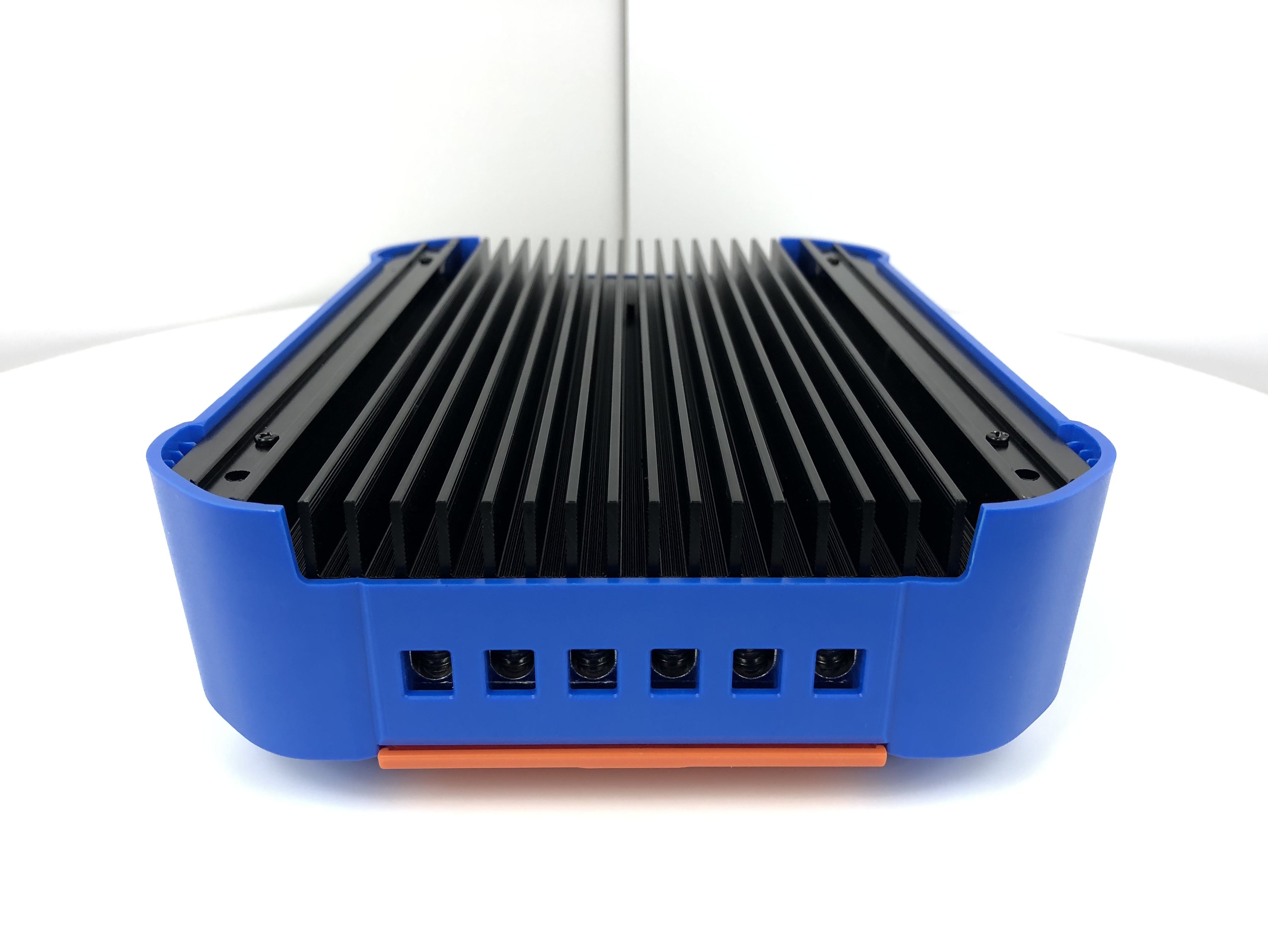RAGGIE MPPT features 97% efficient charging, 12V and 24V automatic recognition, LCD display, and supports dual USB 40A off-grid photovoltaic controller for lithium iron phosphate Application Scenario