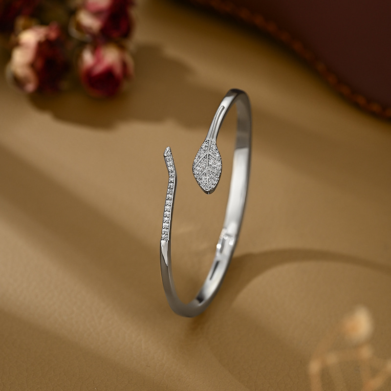 مرصعة بالذهب وأوراق الشجر Item Picture