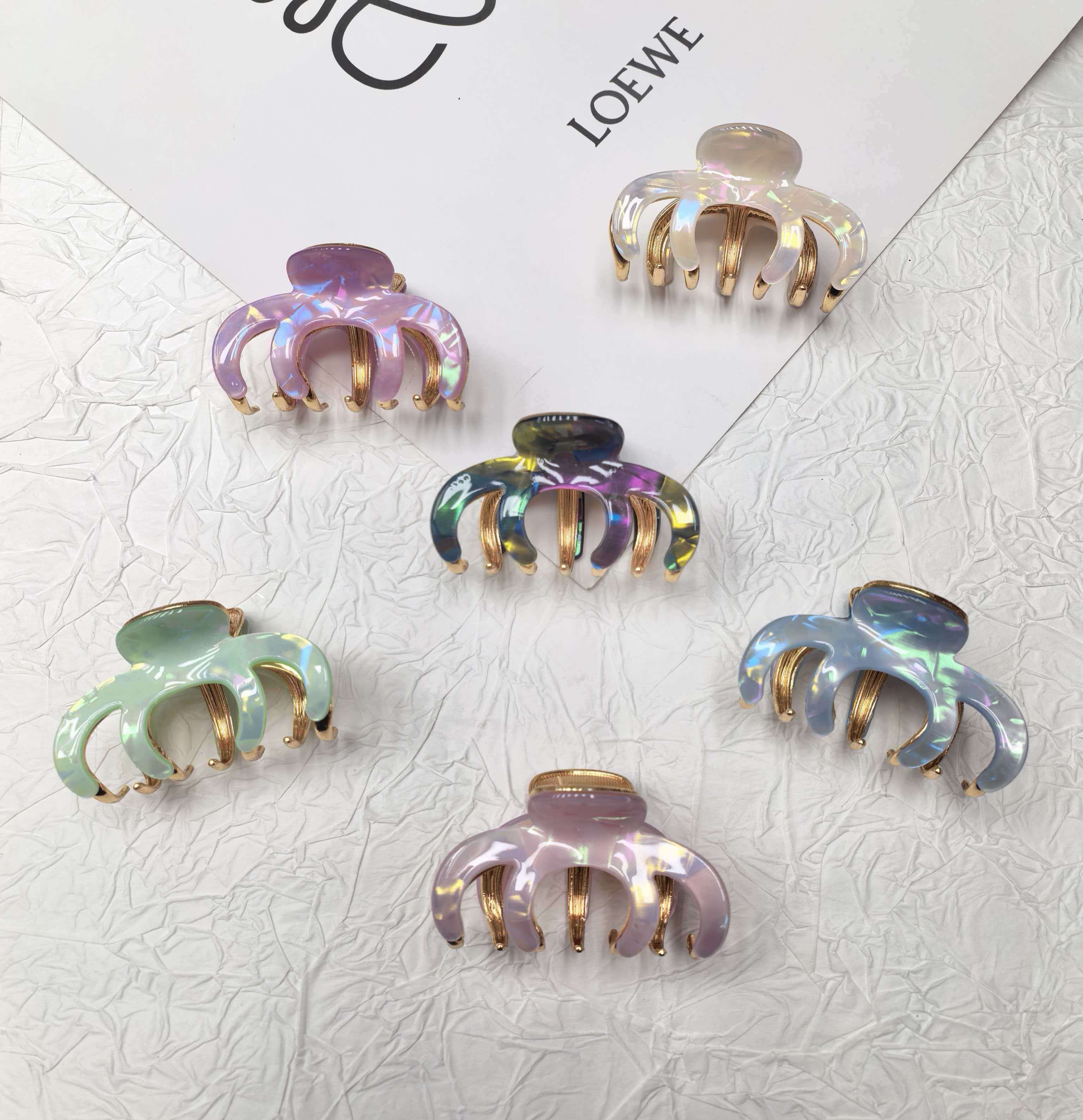 The new Korean version of the eight-claw claw hairpin for women is a versatile hairpin for the back of the head, exuding a high-end and elegant charm. It is a shark hairpin accessory
