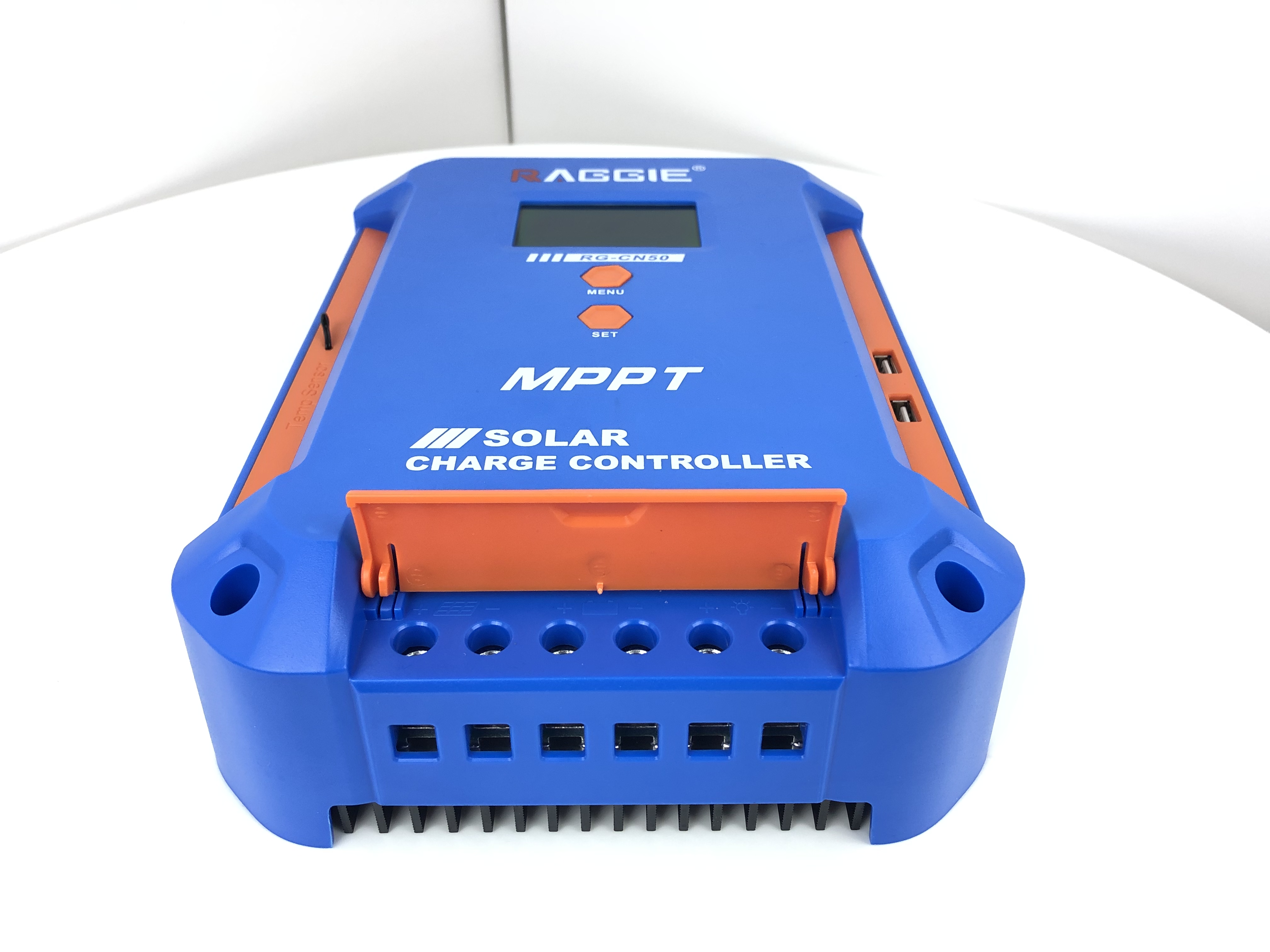 RAGGIE MPPT features 97% efficient charging, 12V and 24V automatic recognition, LCD display, and supports dual USB 40A off-grid photovoltaic controller for lithium iron phosphate Item Picture
