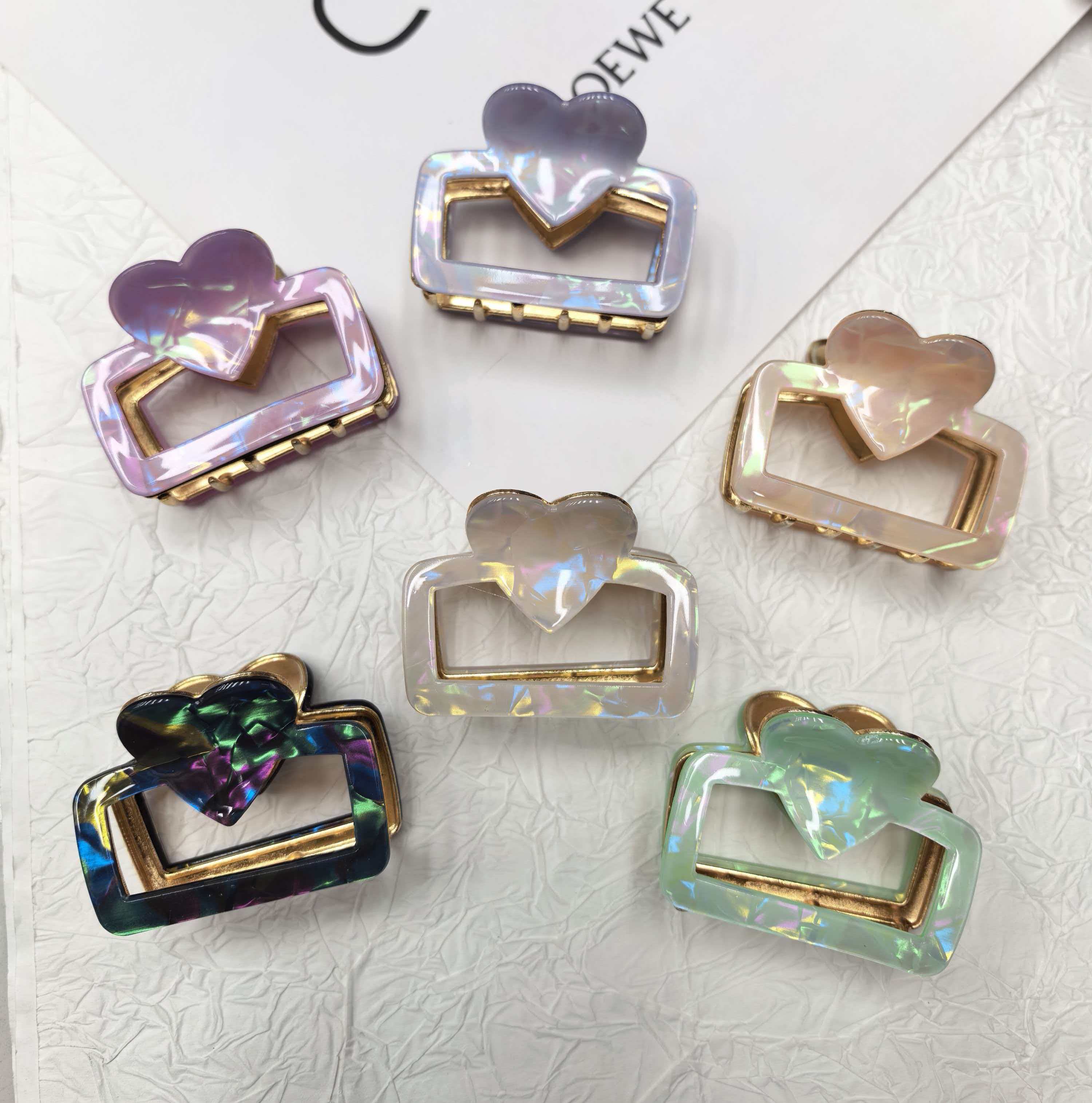 The 2026 new Korean version of the "Grab Clip Women" is a versatile hairpin for the back of the head, exuding a high-end and elegant charm. It is a shark clip hair accessory
