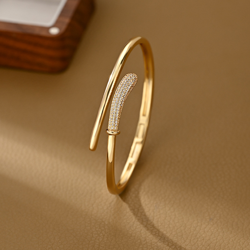 A golden staggered and interlaced open bracelet for women with partial diamond inlays, a light luxury, niche and versatile bracelet Application Scenario