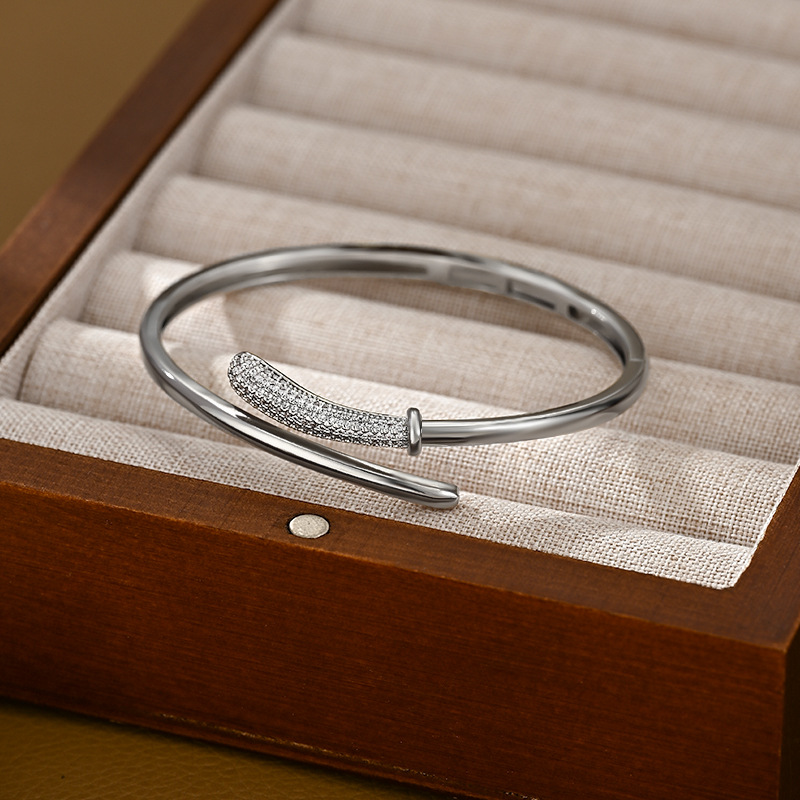 A golden staggered and interlaced open bracelet for women with partial diamond inlays, a light luxury, niche and versatile bracelet Specification image