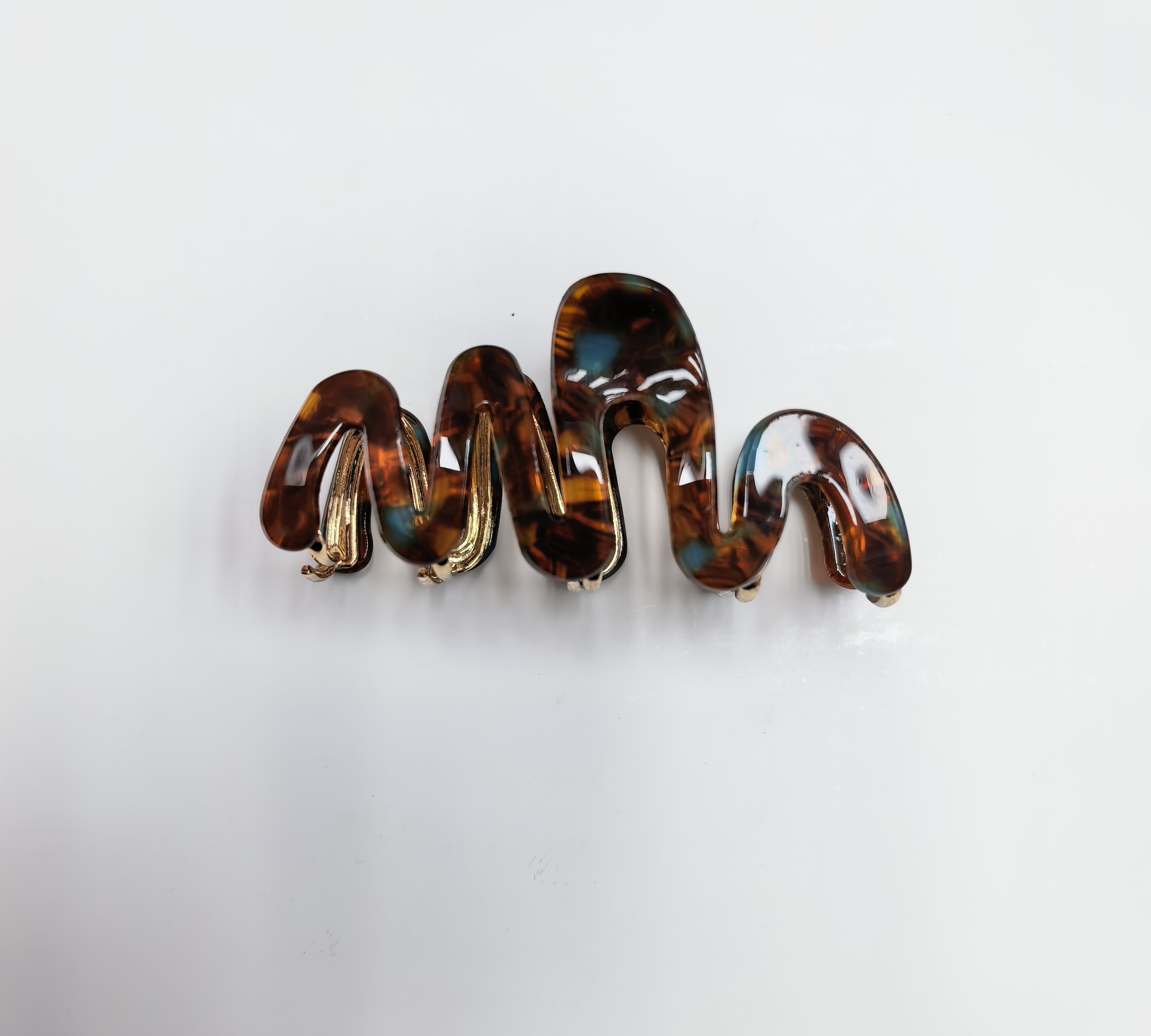 The new Korean version of the wavy grab clip for women is a versatile hairpin for the back of the head, exuding a high-end and elegant charm. It is a shark clip hair accessory